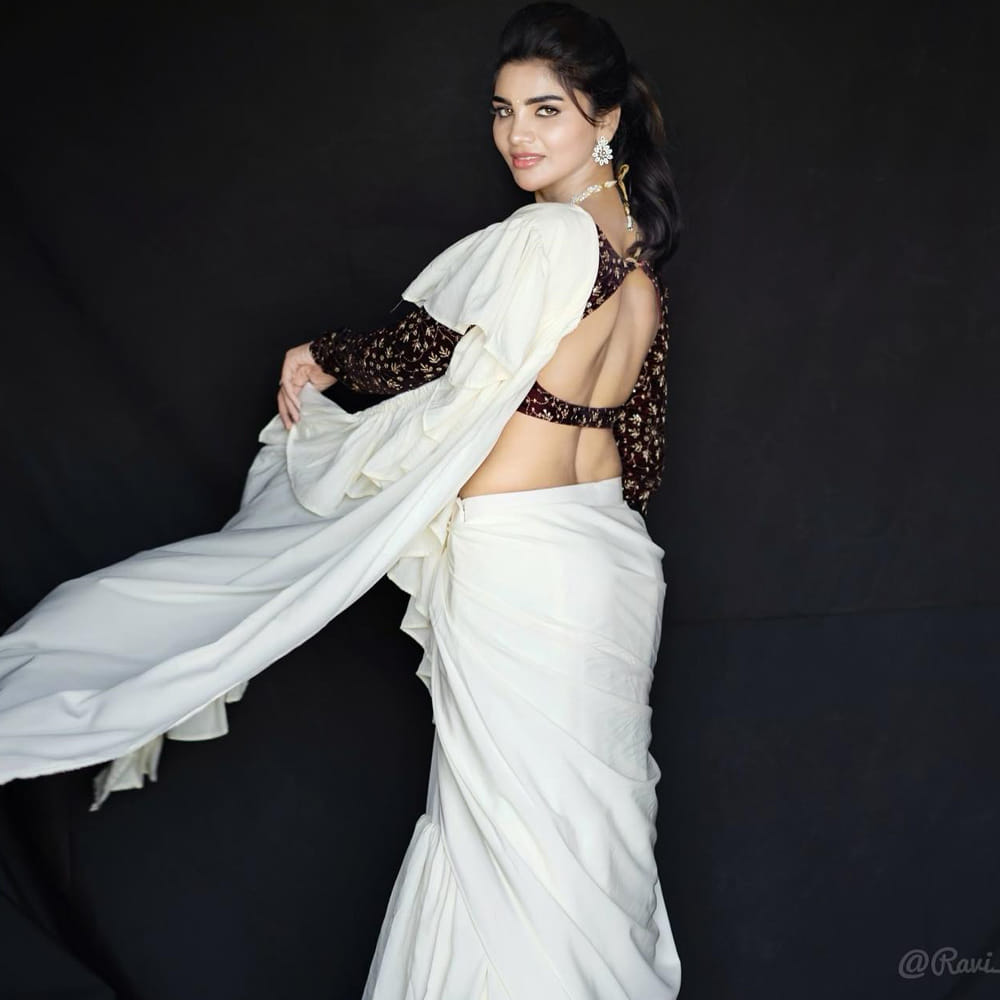 ఈ మధ్య జబర్దస్త్ లోకి వచ్చి బాగా ఫేమస్ అయింది వర్ష.. అంతకుముందు కొన్ని సీరియల్స్ లో నటించిన వర్షకి పెద్దగా పాపులర్ కాలేదు.. అయితే ఎప్పుడైతే జబర్దస్త్ లోకి ఎంట్రీ ఇచ్చిందో అప్పుటి నుంచి ఈ అమ్మడు క్రేజ్ అమాంతం పెరిగిపోయింది.  సోషల్ మీడియాలో యాక్టివ్ గా ఉంటున్న ఈ భామ ఎప్పటికప్పుడు తన హాట్ ఫోటో షూట్ లు సోషల్ మీడియాలో షేర్ చేస్తూ వస్తోంది.   

