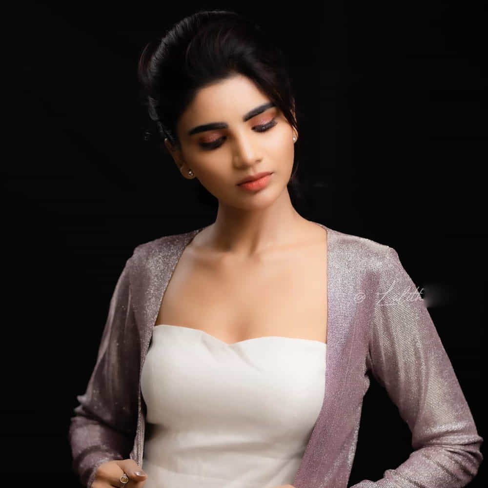 ఈ మధ్య జబర్దస్త్ లోకి వచ్చి బాగా ఫేమస్ అయింది వర్ష.. అంతకుముందు కొన్ని సీరియల్స్ లో నటించిన వర్షకి పెద్దగా పాపులర్ కాలేదు.. అయితే ఎప్పుడైతే జబర్దస్త్ లోకి ఎంట్రీ ఇచ్చిందో అప్పుటి నుంచి ఈ అమ్మడు క్రేజ్ అమాంతం పెరిగిపోయింది. సోషల్ మీడియాలో యాక్టివ్ గా ఉంటున్న ఈ భామ ఎప్పటికప్పుడు తన హాట్ ఫోటో షూట్ లు సోషల్ మీడియాలో షేర్ చేస్తూ వస్తోంది.