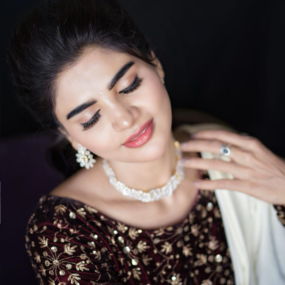 ఈ మధ్య జబర్దస్త్ లోకి వచ్చి బాగా ఫేమస్ అయింది వర్ష.. అంతకుముందు కొన్ని సీరియల్స్ లో నటించిన వర్షకి పెద్దగా పాపులర్ కాలేదు.. అయితే ఎప్పుడైతే జబర్దస్త్ లోకి ఎంట్రీ ఇచ్చిందో అప్పుటి నుంచి ఈ అమ్మడు క్రేజ్ అమాంతం పెరిగిపోయింది.  సోషల్ మీడియాలో యాక్టివ్ గా ఉంటున్న ఈ భామ ఎప్పటికప్పుడు తన హాట్ ఫోటో షూట్ లు సోషల్ మీడియాలో షేర్ చేస్తూ వస్తోంది.   

