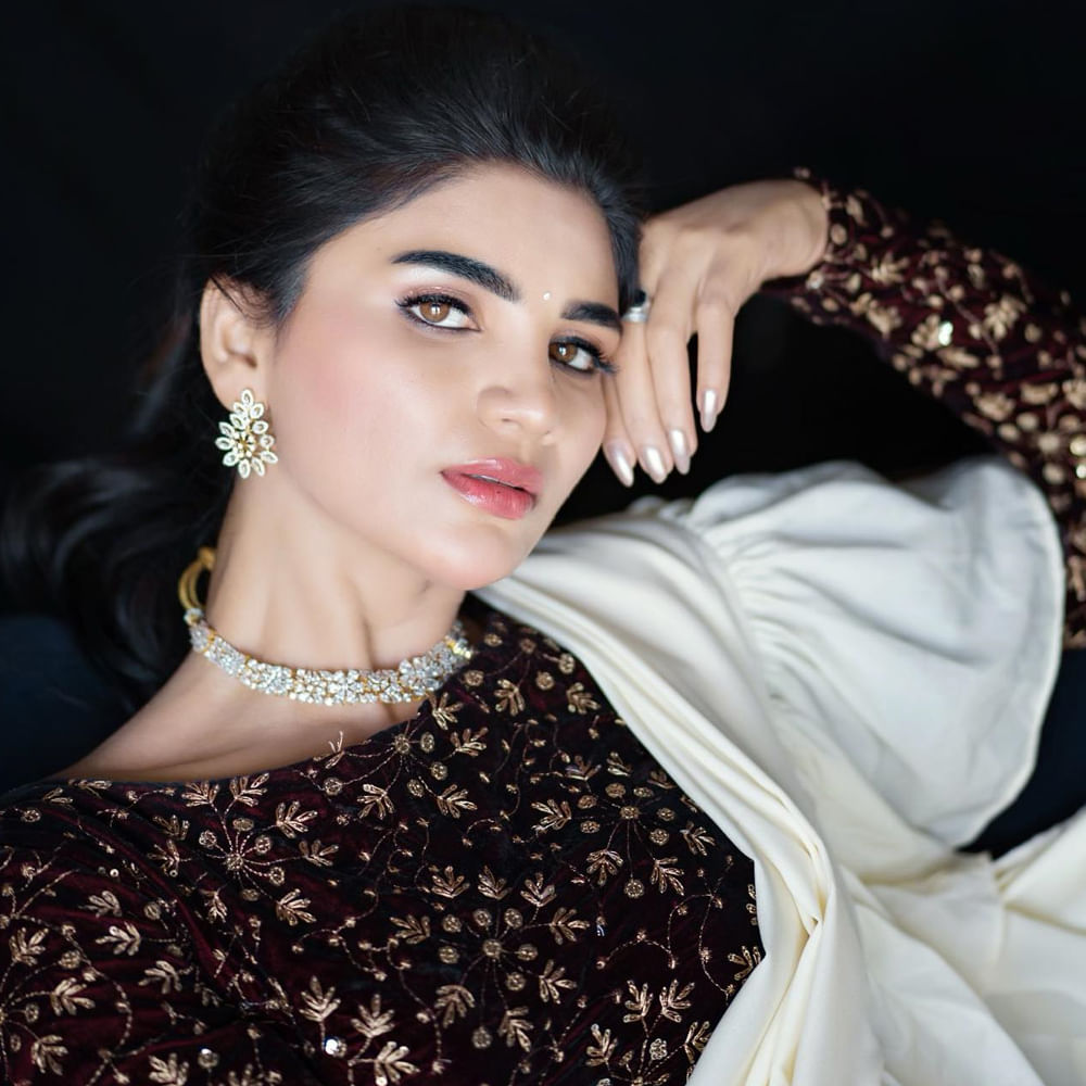 ఈ మధ్య జబర్దస్త్ లోకి వచ్చి బాగా ఫేమస్ అయింది వర్ష.. అంతకుముందు కొన్ని సీరియల్స్ లో నటించిన వర్షకి పెద్దగా పాపులర్ కాలేదు.. అయితే ఎప్పుడైతే జబర్దస్త్ లోకి ఎంట్రీ ఇచ్చిందో అప్పుటి నుంచి ఈ అమ్మడు క్రేజ్ అమాంతం పెరిగిపోయింది.  సోషల్ మీడియాలో యాక్టివ్ గా ఉంటున్న ఈ భామ ఎప్పటికప్పుడు తన హాట్ ఫోటో షూట్ లు సోషల్ మీడియాలో షేర్ చేస్తూ వస్తోంది.   

