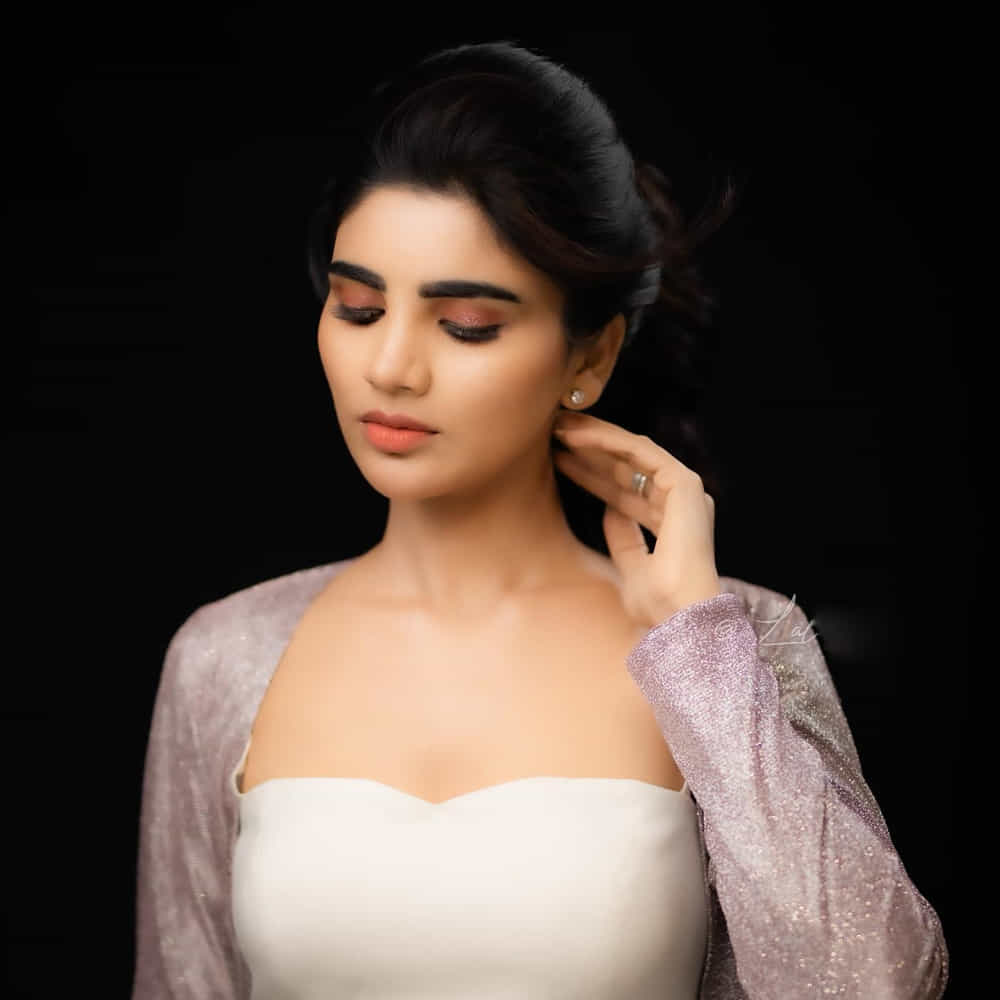 ఈ మధ్య జబర్దస్త్ లోకి వచ్చి బాగా ఫేమస్ అయింది వర్ష.. అంతకుముందు కొన్ని సీరియల్స్ లో నటించిన వర్షకి పెద్దగా పాపులర్ కాలేదు.. అయితే ఎప్పుడైతే జబర్దస్త్ లోకి ఎంట్రీ ఇచ్చిందో అప్పుటి నుంచి ఈ అమ్మడు క్రేజ్ అమాంతం పెరిగిపోయింది. సోషల్ మీడియాలో యాక్టివ్ గా ఉంటున్న ఈ భామ ఎప్పటికప్పుడు తన హాట్ ఫోటో షూట్ లు సోషల్ మీడియాలో షేర్ చేస్తూ వస్తోంది.