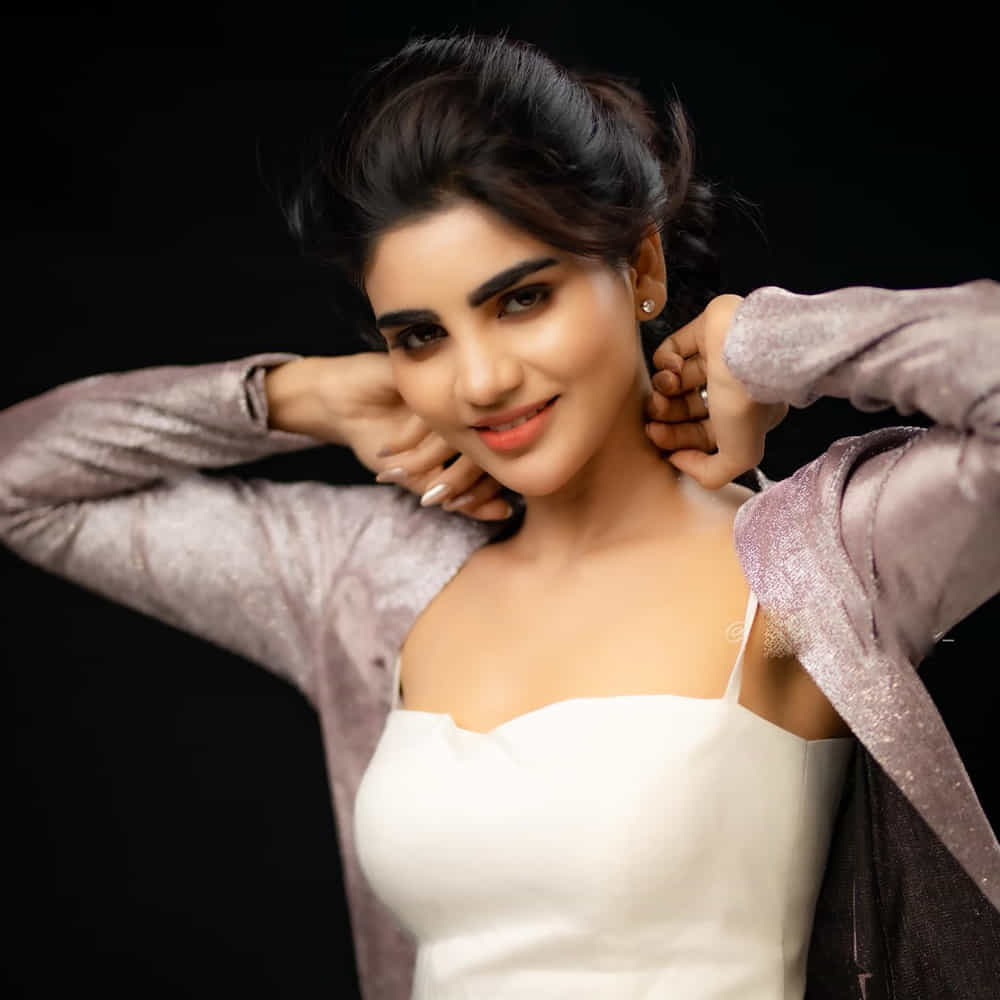 ఈ మధ్య జబర్దస్త్ లోకి వచ్చి బాగా ఫేమస్ అయింది వర్ష.. అంతకుముందు కొన్ని సీరియల్స్ లో నటించిన వర్షకి పెద్దగా పాపులర్ కాలేదు.. అయితే ఎప్పుడైతే జబర్దస్త్ లోకి ఎంట్రీ ఇచ్చిందో అప్పుటి నుంచి ఈ అమ్మడు క్రేజ్ అమాంతం పెరిగిపోయింది. సోషల్ మీడియాలో యాక్టివ్ గా ఉంటున్న ఈ భామ ఎప్పటికప్పుడు తన హాట్ ఫోటో షూట్ లు సోషల్ మీడియాలో షేర్ చేస్తూ వస్తోంది.