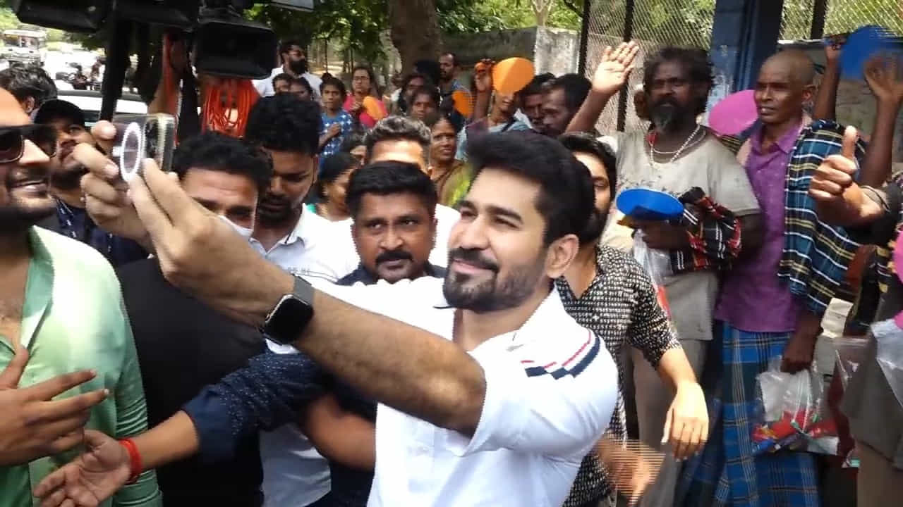 తాజాగా బిచ్చగాడు–2 సినిమా సక్సెస్ మీట్ను శనివారం బీచ్రోడ్డులో నిర్వహించారు. ఈ సందర్భంగా ప్రేక్షకులకు కృతజ్ఞతలు తెలిపాడు విజయ్. భవిష్యత్తులో తన చిత్రాల షూటింగ్ తెలుగు రాష్ట్రాల్లో జరుపుతామన్నారు