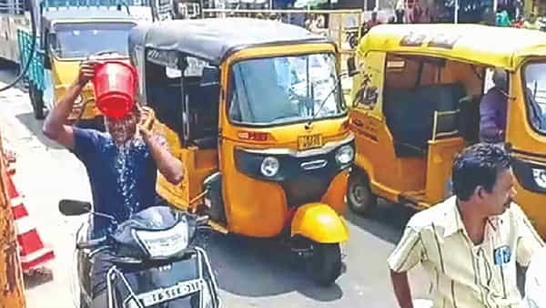 Viral: లైకుల కోసం మరీ ఇలానా..! నడిరోడ్డుపై స్నానం చేశాడు.. కట్ చేస్తే.. చివర్లో అదిరిపోయే ట్విస్ట్..