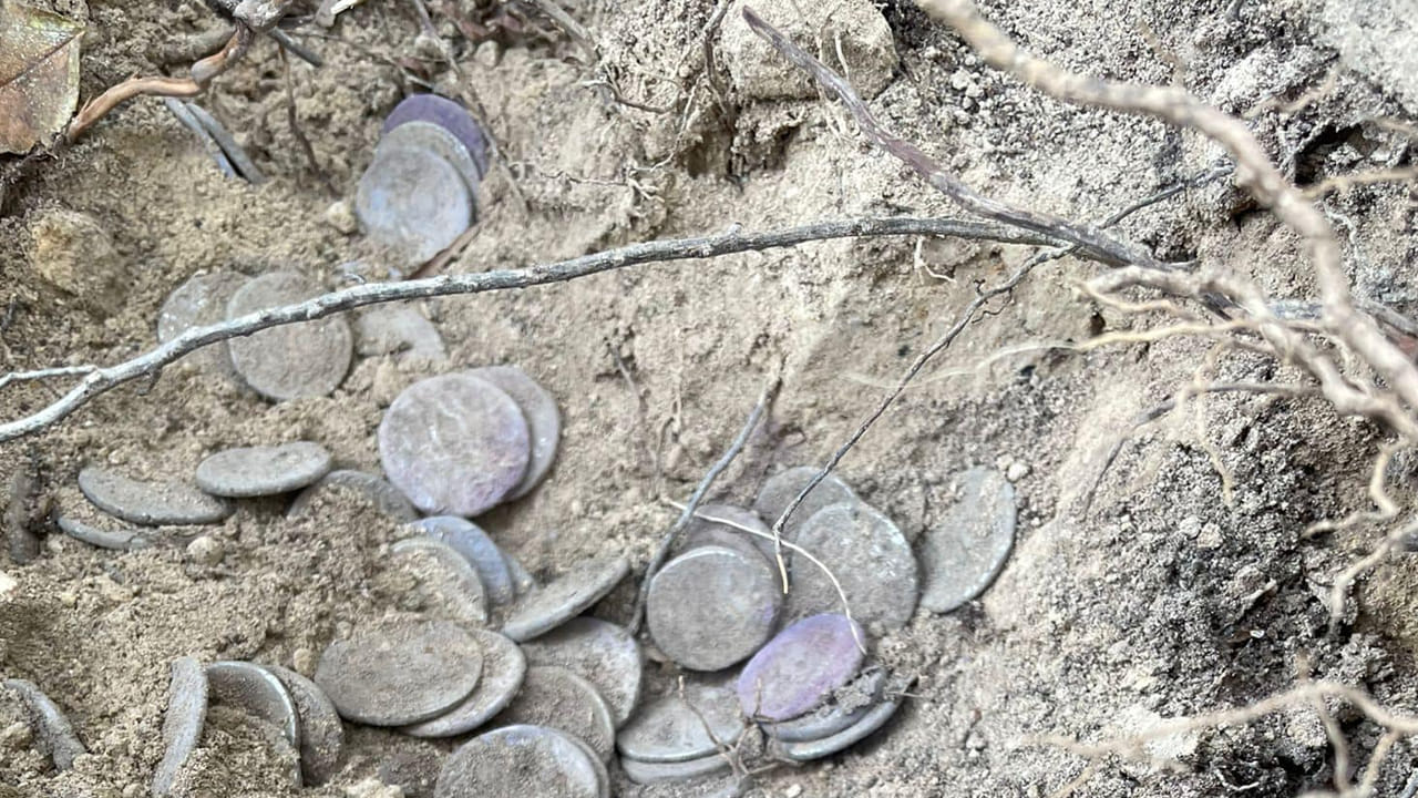 Viral: పర్వతం ఎక్కుతుండగా అలజడి.. కిందపడి మట్టిలో కనిపించినది చూడగా కళ్లు బైర్లు.!