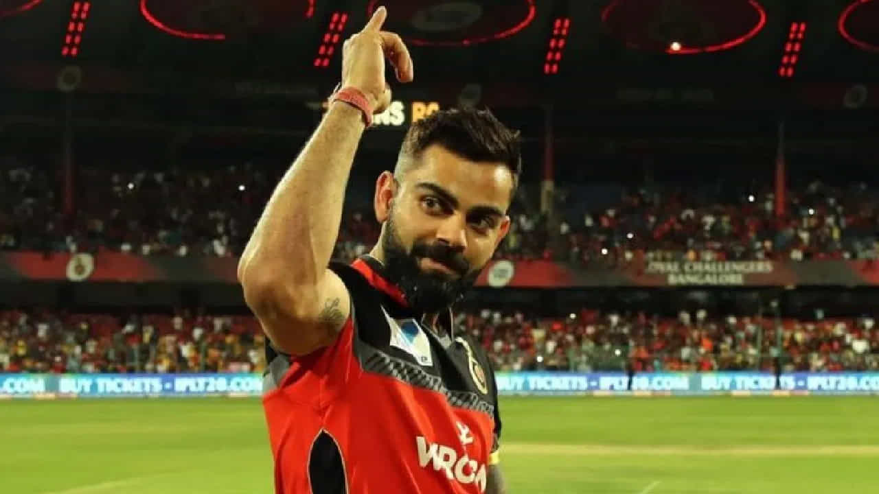 దీంతో పాటు ఐపీఎల్లో 50 అర్ధశతకాలు సాధించిన తొలి భారత బ్యాట్స్మెన్గానూ కోహ్లీ రికార్డు సృష్టించాడు. డేవిడ్ వార్నర్ 59 అర్ధ సెంచరీలతో అగ్రస్థానంలో ఉన్నాడు.