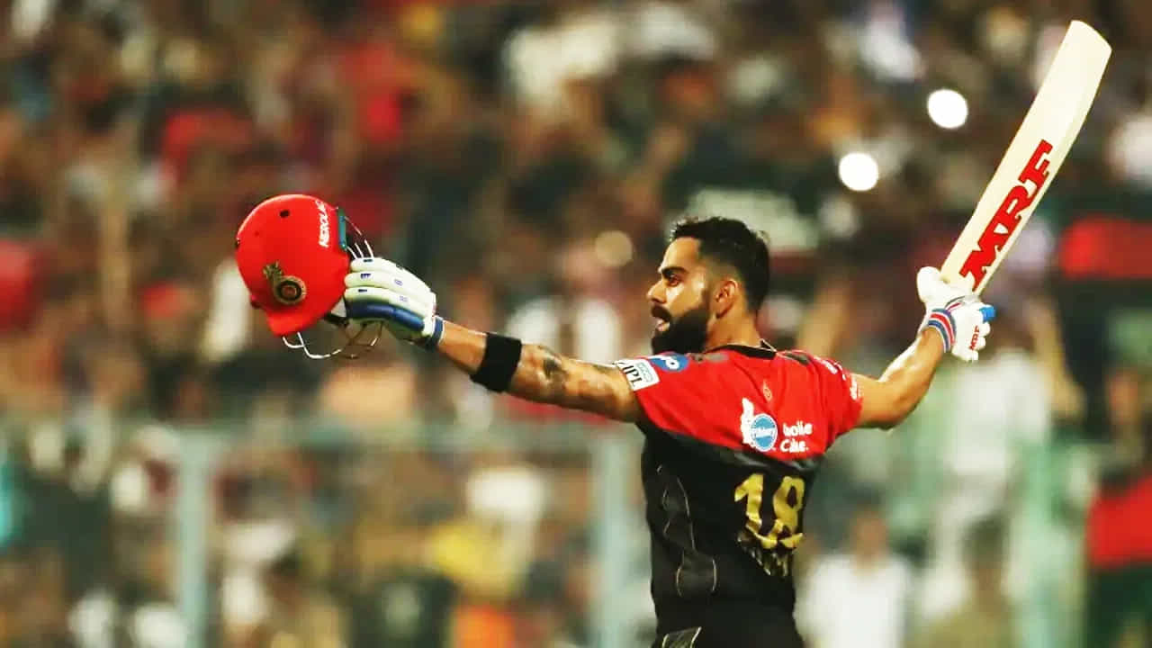 ఆర్సీబీ తరపున అత్యధిక సెంచరీ, హాఫ్ సెంచరీ చేసిన ఆటగాడిగా కూడా విరాట్ కోహ్లీ రికార్డు సృష్టించాడు. కింగ్ కోహ్లీ ఇప్పటి వరకు 49 అర్ధ సెంచరీలు, 5 సెంచరీలు చేశాడు.
