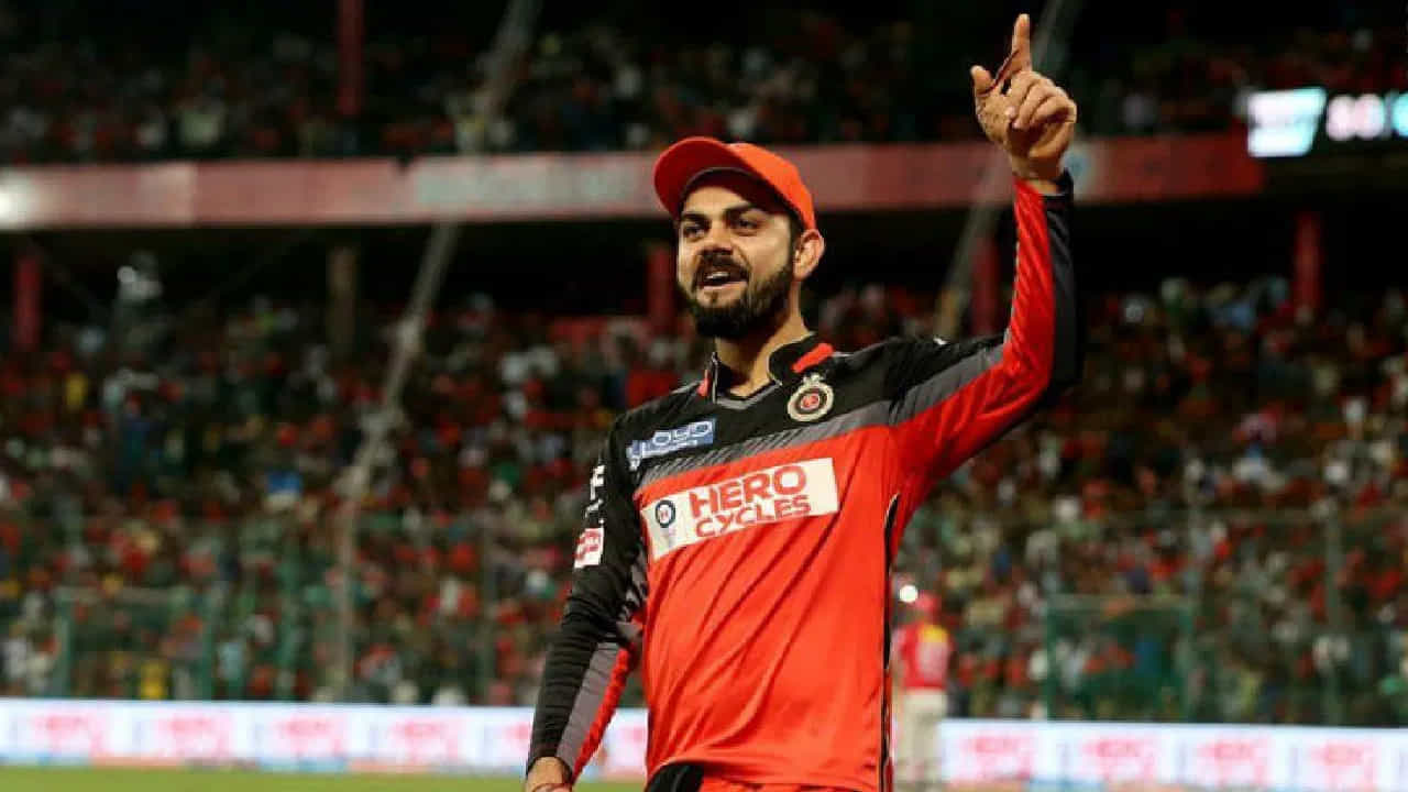 దీంతో పాటు ఢిల్లీ క్యాపిటల్స్పై వెయ్యి పరుగులు చేసిన తొలి బ్యాట్స్మెన్గా కూడా కింగ్ కోహ్లీ రికార్డు సృష్టించాడు. అంతకుముందు డేవిడ్ వార్నర్, రోహిత్ శర్మలు కేకేఆర్పై 1000 పరుగులు పూర్తి చేశారు. ఇప్పుడు ఢిల్లీ క్యాపిటల్స్పై కోహ్లి వెయ్యి పరుగులు చేసి ప్రత్యేక ఫీట్ సాధించాడు.