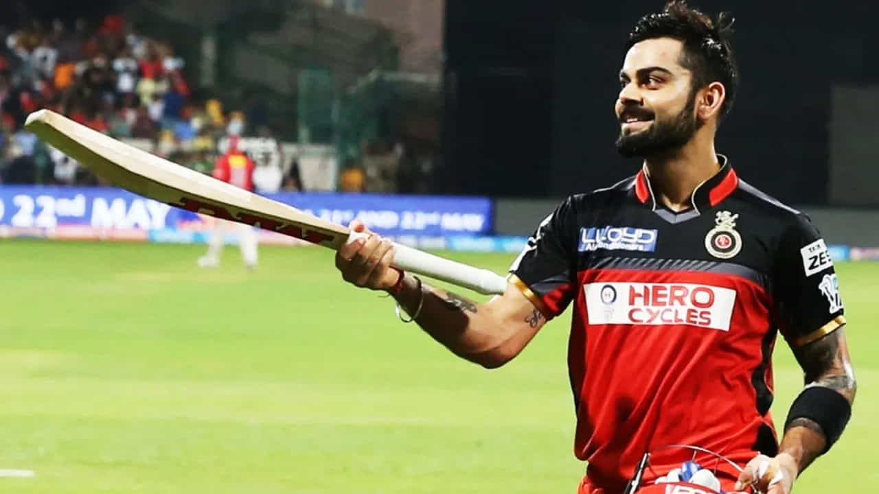 IPL 2023: ఢిల్లీలోని అరుణ్ జైట్లీ గ్రౌండ్లో ఢిల్లీ క్యాపిటల్స్తో జరిగిన మ్యాచ్లో విరాట్ కోహ్లీ హాఫ్ సెంచరీ చేయడం ద్వారా ఐపీఎల్లో 7000 పరుగులు పూర్తి చేశాడు. దీంతో ఐపీఎల్ చరిత్రలో 7000 పరుగులు చేసిన తొలి బ్యాట్స్మెన్గా నిలిచాడు.