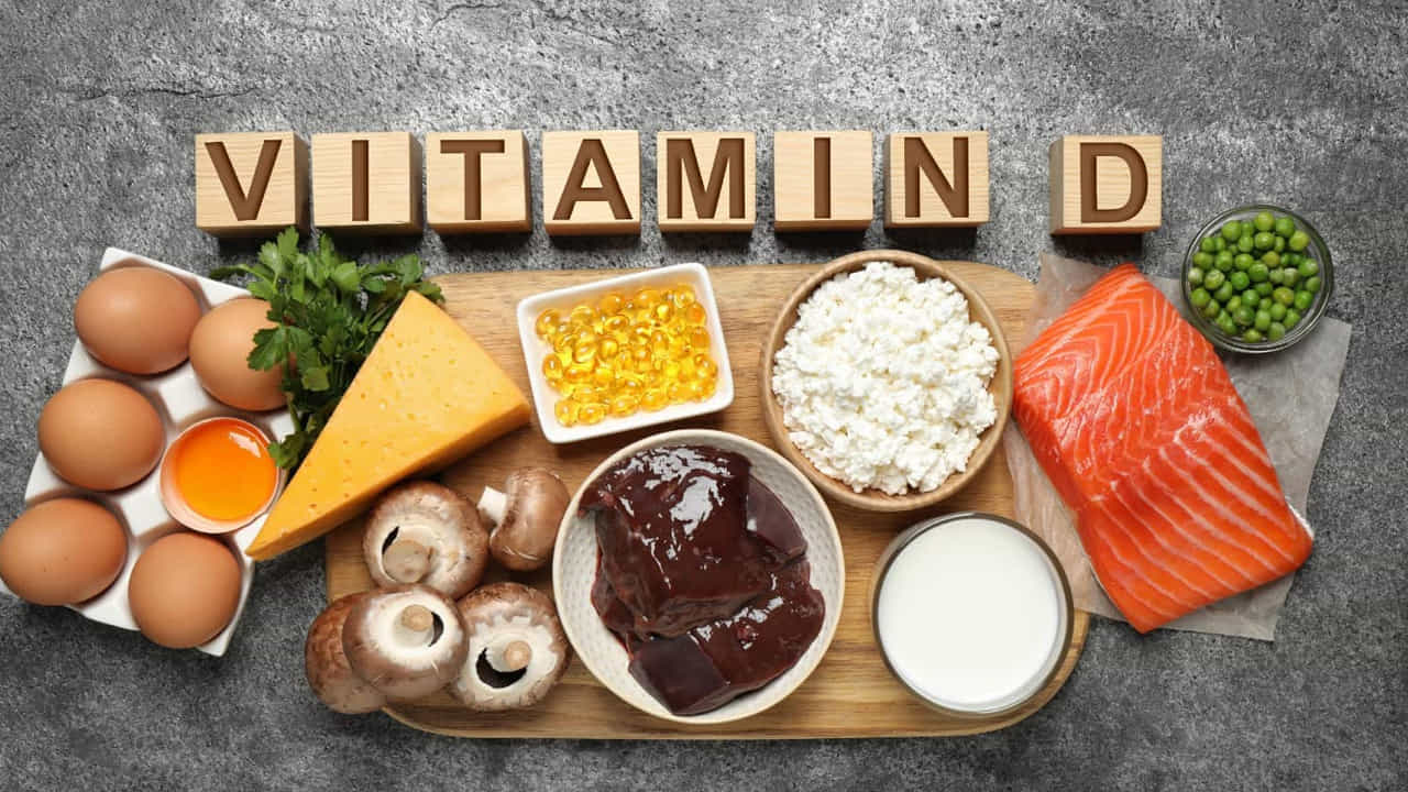 Vitamin D: రోజువారి ఆహారంలో పోషకాలు సరిపడా ఉండడం చాలా అవసరం. లేకపోతే అనేక రకాల ఆరోగ్య సమస్యలను ఎదుర్కొనవలసి వస్తుంది. ఈ క్రమంలో ఏదైనా పోషకం శరీరానికి తగినంతగా లభించకపోతే దాని లోపం ఏర్పడే ప్రమాదం ఉంది. ఫలితంగా అనేక రకాల దుష్ప్రభావాలు శరీరంపై కలుగుతాయి.