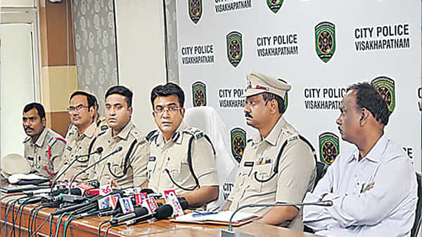 Vizag Kidney Racket: వైజాగ్ కిడ్నీ రాకెట్ కేసులో ఆరుగురు అరెస్ట్.. ఇద్దరు వైద్యులు, ప్రధాన నిందితుడు పరార్