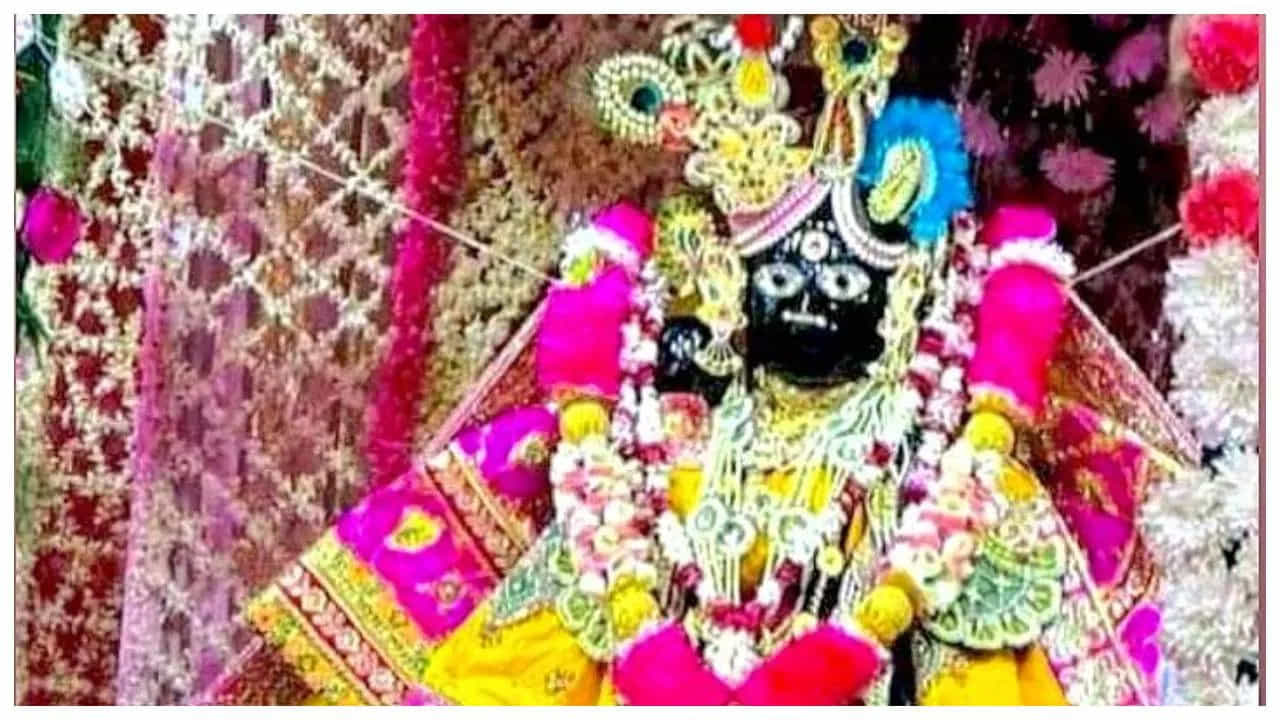 Banke Bihari Temple : బృందావన్‌లోని అత్యంత ప్రసిద్ధ దేవాలయాలలో ఒకటి.  ఇక్కడికి ప్రతిరోజు పెద్ద సంఖ్యలో ప్రజలు దర్శనం కోసం వస్తుంటారు.  మీరు బృందావనం వెళుతున్నట్లయితే ఇక్కడ తప్పక సందర్శించండి.  (ఫోటో క్రెడిట్: Instagram/banki_adaa)