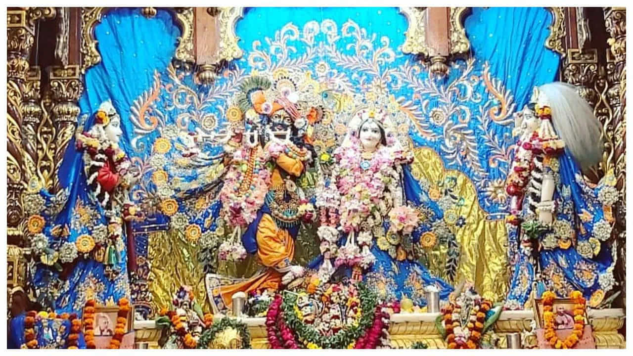 Krishna Balarama Mandir: ఈ ఆలయాన్ని ఇస్కాన్ దేవాలయం అని కూడా అంటారు. ఈ ఆలయాన్ని 1975లో నిర్మించారు. ఈ ఆలయం శ్రీకృష్ణుడు , అతని సోదరుడు బలరాముడు కొలువైన క్షేత్రం. ఇక్కడ ఏర్పాటు చేసిన చిత్రాల కళాకృతి మీకు ఎంతగానో నచ్చుతుంది. (ఫోటో క్రెడిట్: Instagram / svasti_g.opinatha)