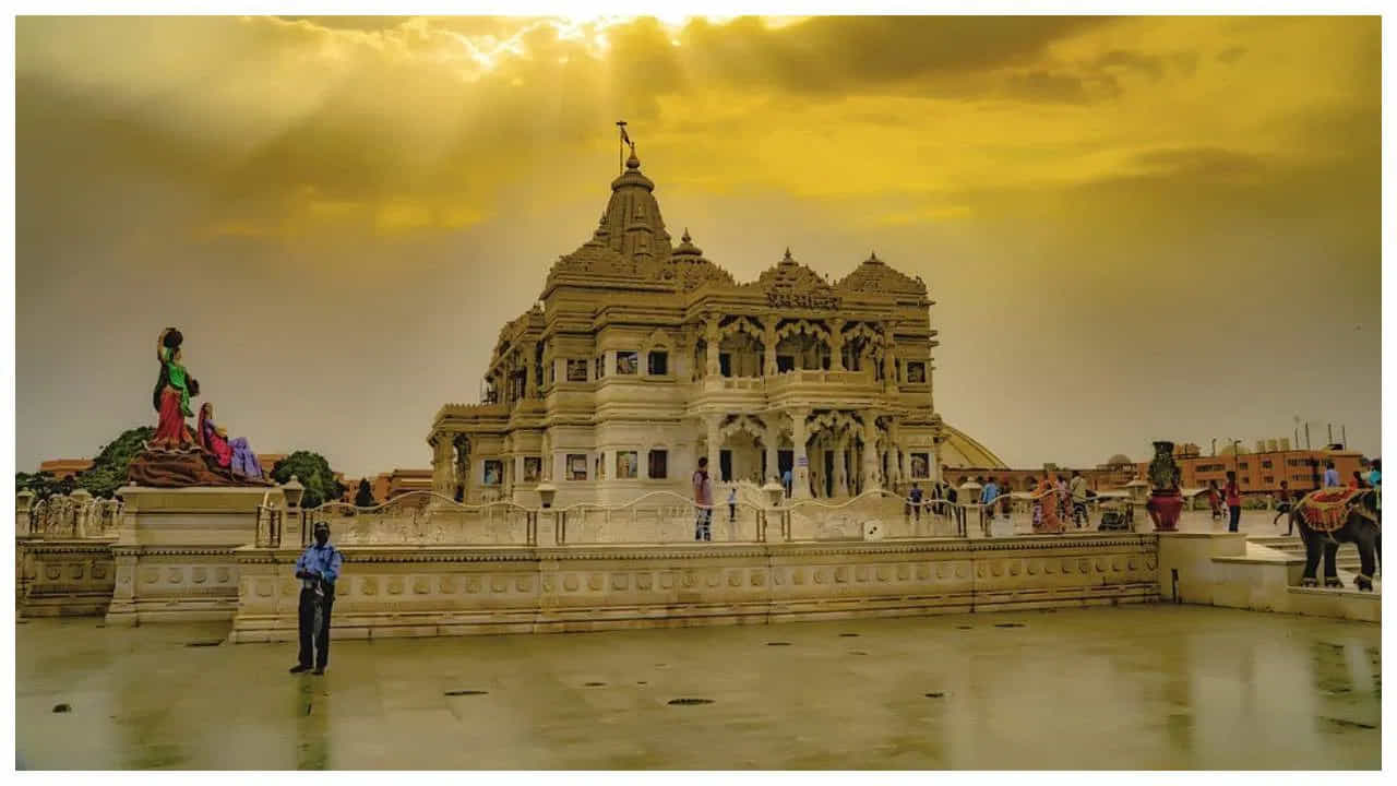 Prem Temple Tourist Places:  బృందావన్ లోని ప్రేమ్ మందిర్ ఇక్కడ అత్యంత ప్రసిద్ధ పర్యాటక ప్రదేశాలలో ఒకటి.  ఈ ఆలయం శ్రీ కృష్ణుడికి అంకితం చేయబడింది.  ఈ ఆలయం తెల్లని పాలరాతితో నిర్మించబడింది. ఇక్కడ గోవర్ధన్ పర్వత లీల, కృష్ణ లీల, అనేక ఇతర విషయాలు మిమల్ని ఎంతగానో ఆకట్టుకుంటాయి. 