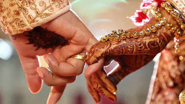 Skydiving Wedding: వార్నీ ఇదేం పిచ్చిరా సామీ..ఎత్తైన కొండపై నుండి స్కైడైవింగ్ చేస్తూ పెళ్లిచేసుకున్న వధూవరులు.. వీడియో వైరల్