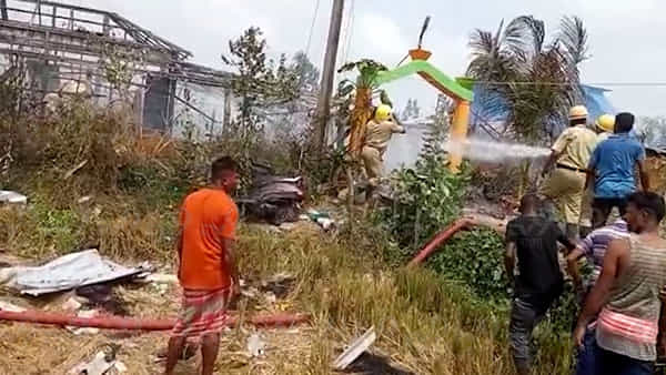 West Bengal: బాణాసంచా కర్మాగారంలో భారీ పేలుడు.. 9 మంది దుర్మరణం..
