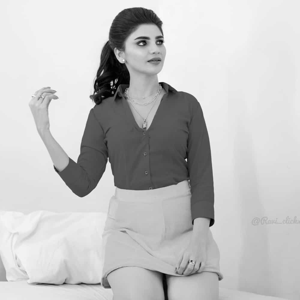 వర్ష గురించి ప్రత్యేకంగా చెప్పనక్కర్లేదు.. జబర్దస్త్ షో ద్వారా లేడీ కమెడియన్ గా మంచి గుర్తింపు తెచ్చుకుంది.. సోషల్ మీడియాలో ఎప్పుడు యాక్టీవ్ గా ఉంటూ తన స్టన్నింగ్ ఫోజులు షేర్ చేస్తూ ఉంటుంది.