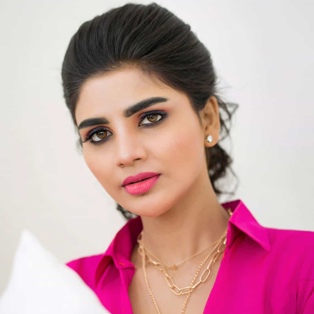 వర్ష గురించి ప్రత్యేకంగా చెప్పనక్కర్లేదు.. జబర్దస్త్ షో ద్వారా లేడీ కమెడియన్ గా మంచి గుర్తింపు తెచ్చుకుంది.. సోషల్ మీడియాలో ఎప్పుడు యాక్టీవ్ గా ఉంటూ తన స్టన్నింగ్ ఫోజులు షేర్ చేస్తూ ఉంటుంది.
