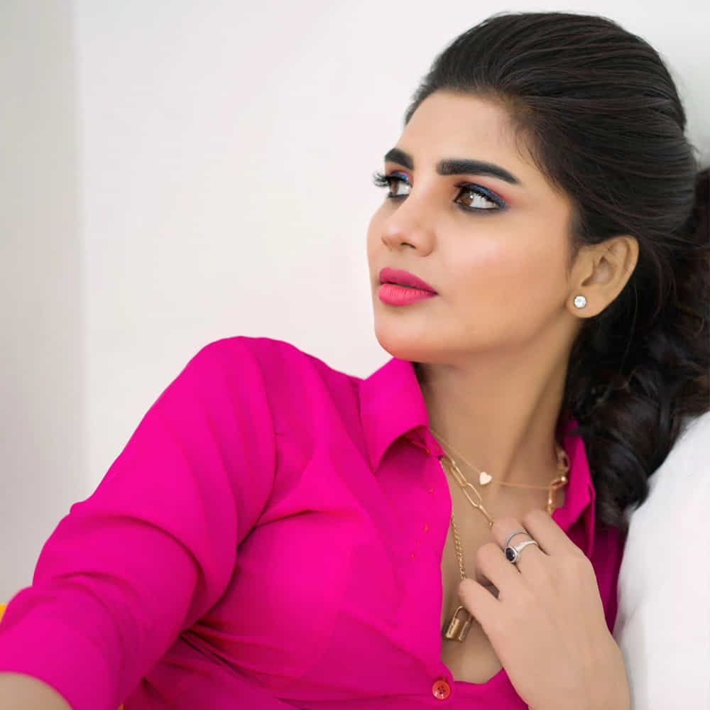 వర్ష గురించి ప్రత్యేకంగా చెప్పనక్కర్లేదు.. జబర్దస్త్ షో ద్వారా లేడీ కమెడియన్ గా మంచి గుర్తింపు తెచ్చుకుంది.. సోషల్ మీడియాలో ఎప్పుడు యాక్టీవ్ గా ఉంటూ తన స్టన్నింగ్ ఫోజులు షేర్ చేస్తూ ఉంటుంది.
