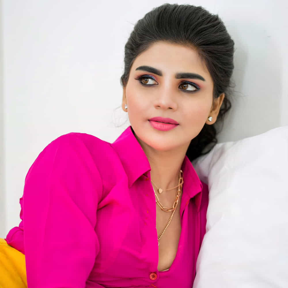 వర్ష గురించి ప్రత్యేకంగా చెప్పనక్కర్లేదు.. జబర్దస్త్ షో ద్వారా లేడీ కమెడియన్ గా మంచి గుర్తింపు తెచ్చుకుంది.. సోషల్ మీడియాలో ఎప్పుడు యాక్టీవ్ గా ఉంటూ తన స్టన్నింగ్ ఫోజులు షేర్ చేస్తూ ఉంటుంది.