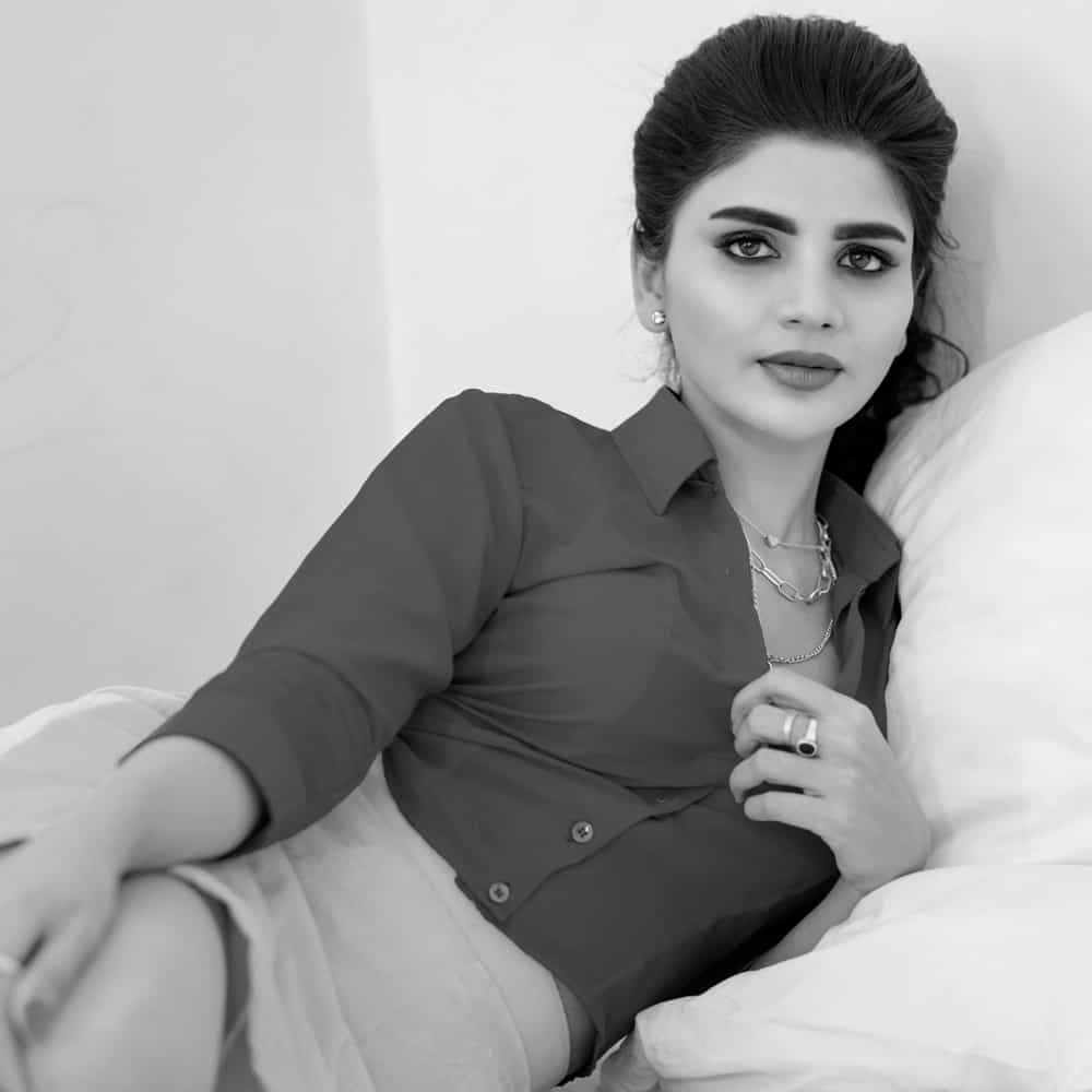 వర్ష గురించి ప్రత్యేకంగా చెప్పనక్కర్లేదు.. జబర్దస్త్ షో ద్వారా లేడీ కమెడియన్ గా మంచి గుర్తింపు తెచ్చుకుంది.. సోషల్ మీడియాలో ఎప్పుడు యాక్టీవ్ గా ఉంటూ తన స్టన్నింగ్ ఫోజులు షేర్ చేస్తూ ఉంటుంది.
