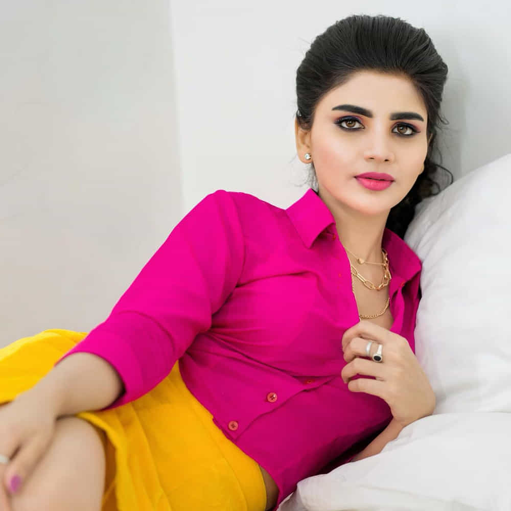 వర్ష గురించి ప్రత్యేకంగా చెప్పనక్కర్లేదు.. జబర్దస్త్ షో ద్వారా లేడీ కమెడియన్ గా మంచి గుర్తింపు తెచ్చుకుంది.. సోషల్ మీడియాలో ఎప్పుడు యాక్టీవ్ గా ఉంటూ తన స్టన్నింగ్ ఫోజులు షేర్ చేస్తూ ఉంటుంది.