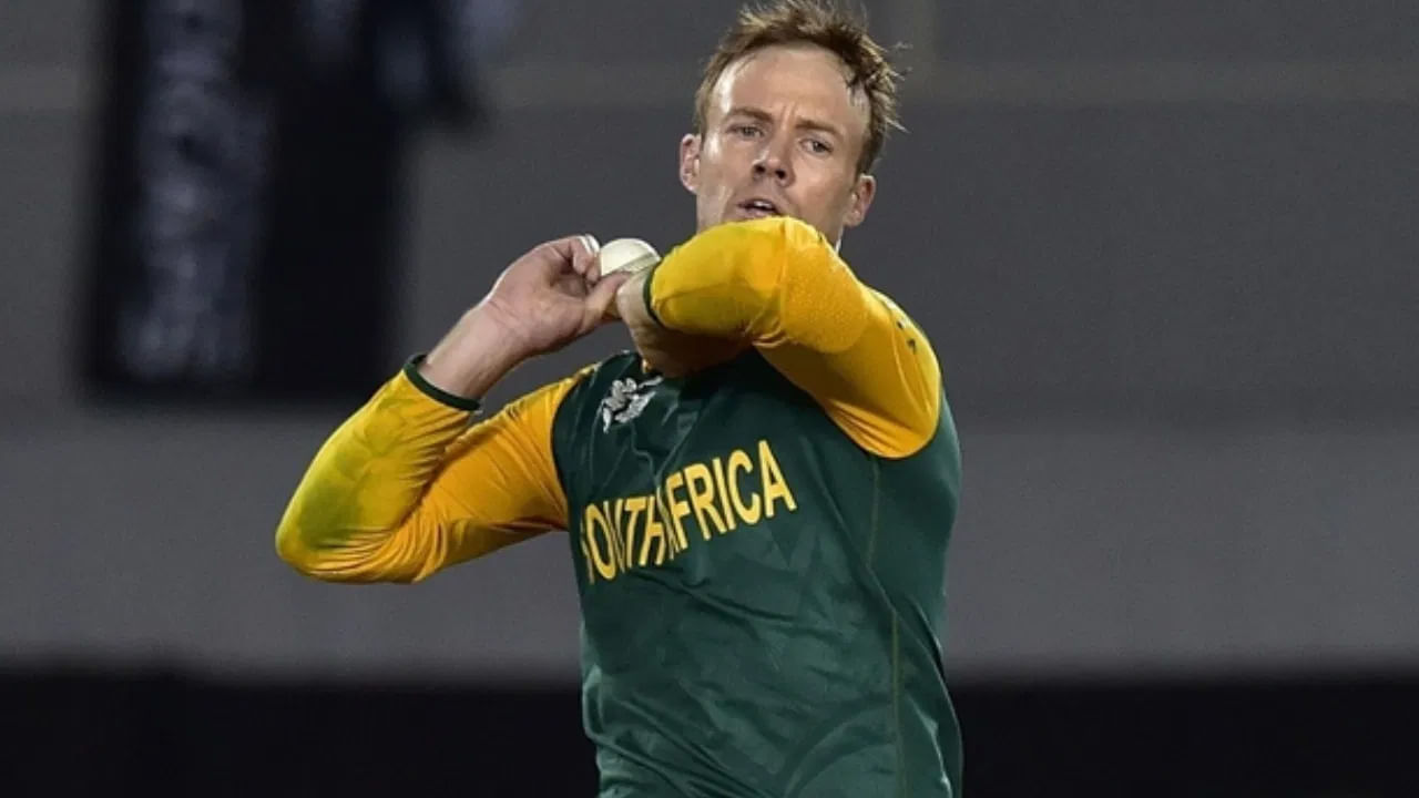 African team batsman AB de Villiers bowled along with keeping and took 2 wickets in Tests and 7 wickets in ODIs.