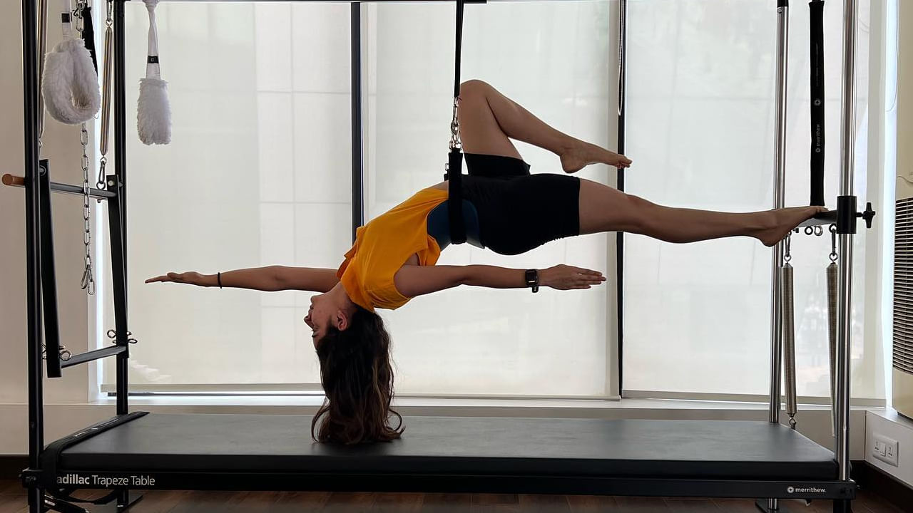 Tollwood: గాలిలో ఆసనాలు వేస్తున్న ఈ హీరోయిన్ ఎవరో గుర్తుపట్టండి.. అందంలో ఈమెకు పోటి లేరు..