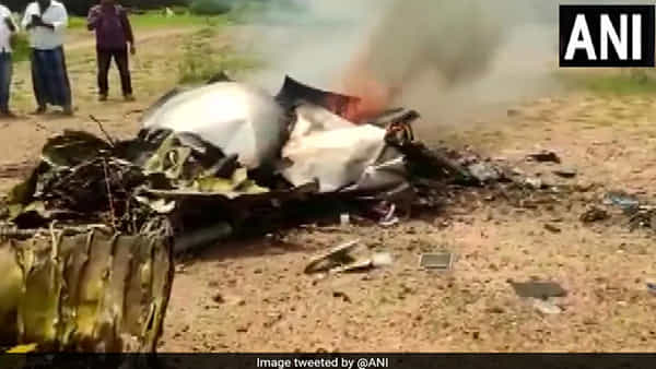 కర్ణాటకలో కుప్పకూలిన ఇండియన్ ఎయిర్ ఫోర్స్ విమానం.. పైలట్ల పరిస్థితి ఏంటి..?