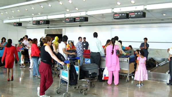 Hyderabad: కంగారుగా కనిపించిన ఇద్దరు మహిళా ప్రయాణికులు.. ఆపి చెక్ చేయగా, హెల్త్ డ్రింక్లో..