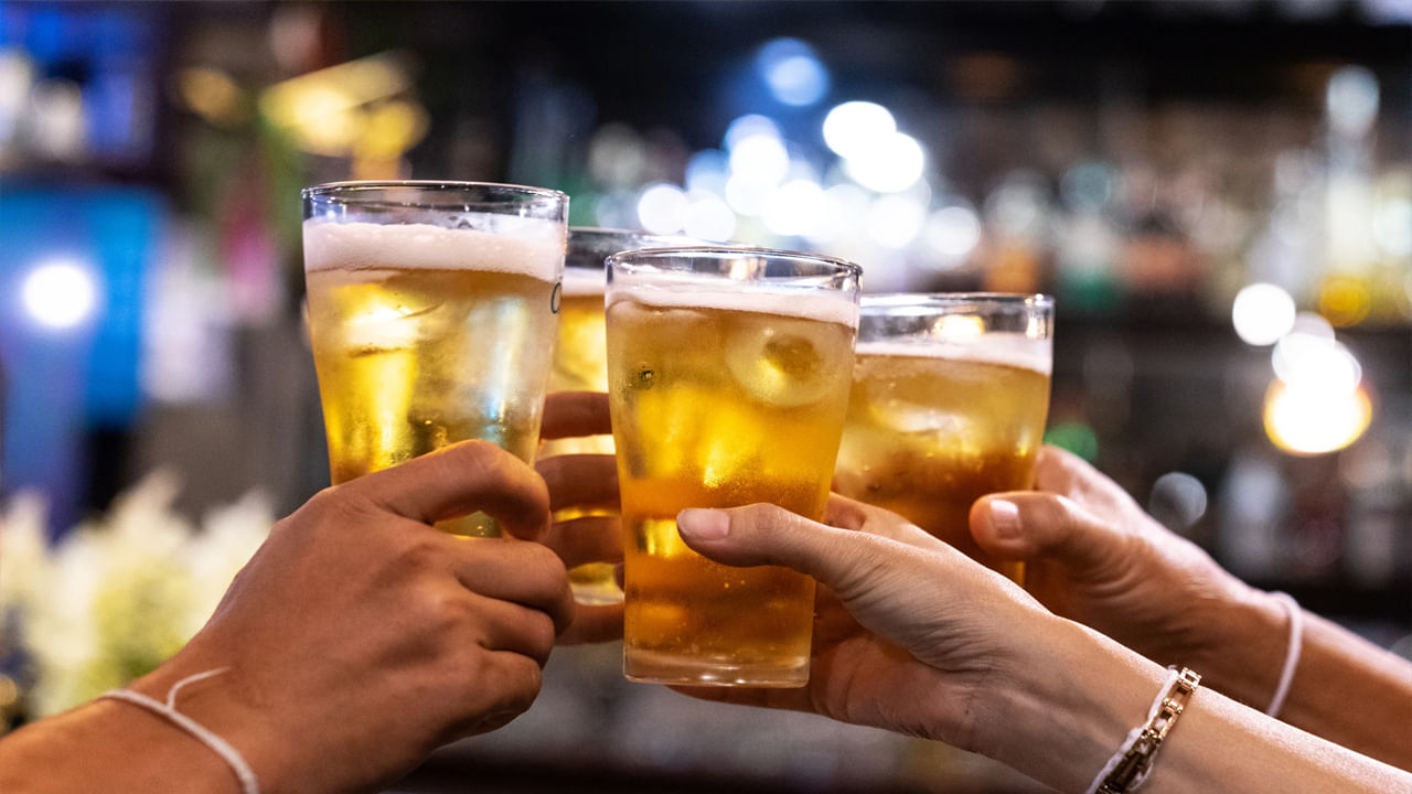 Alcohol: Men should not drink alcohol even by mistake.  Because drinking alcohol lowers sperm count.  That is why health experts say that it is better not to eat foods that cause illness. 