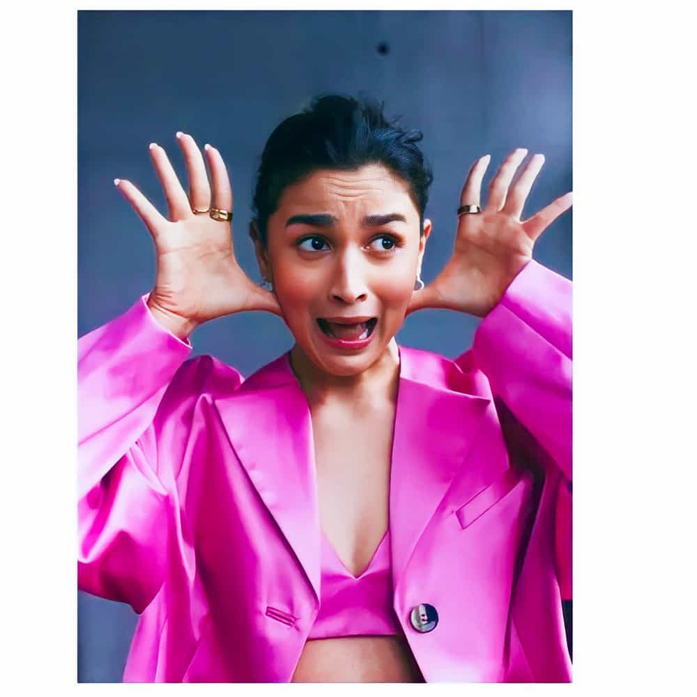 బాలీవుడ్ బ్యూటీ అలియా భట్ ఈ పేరుకు పరిచయమే అవసరం లేదు.. తన అందం, అభినయం, క్యూట్ అండ్ సొట్టబుగ్గల స్మైల్ తో క్రేజీ హీరోయిన్గా మారిపోయింది అలియా. స్క్రీన్ మీదనే కాదు రియల్ లైఫ్లోనూ తన అందంతో కట్టిపడేస్తుంది ఈ ముద్దుగుమ్మ. తాజాగా ఆర్ఆర్ఆర్ సినిమాతో తెలుగు తెరకు పరిచయం అయ్యింది అలియా.ఆ తరువాత బ్రహ్మాస్త్ర మూవీతో మరోసారి తళుక్కుమన్నది. ఇదిలా ఉంటె సోషల్ మీడియాలో ఈ అమ్మడి ఫాలోయింగ్ నెక్స్ట్ లెవల్ అనే చెప్పాలి. తాజాగా ఈ బ్యూటీ షేర్ చేసిన ఫోటోలు చూసి కుర్రకారు వెర్రెక్కిపోతున్నారు.మీరు ఓ లుక్కేయండి.