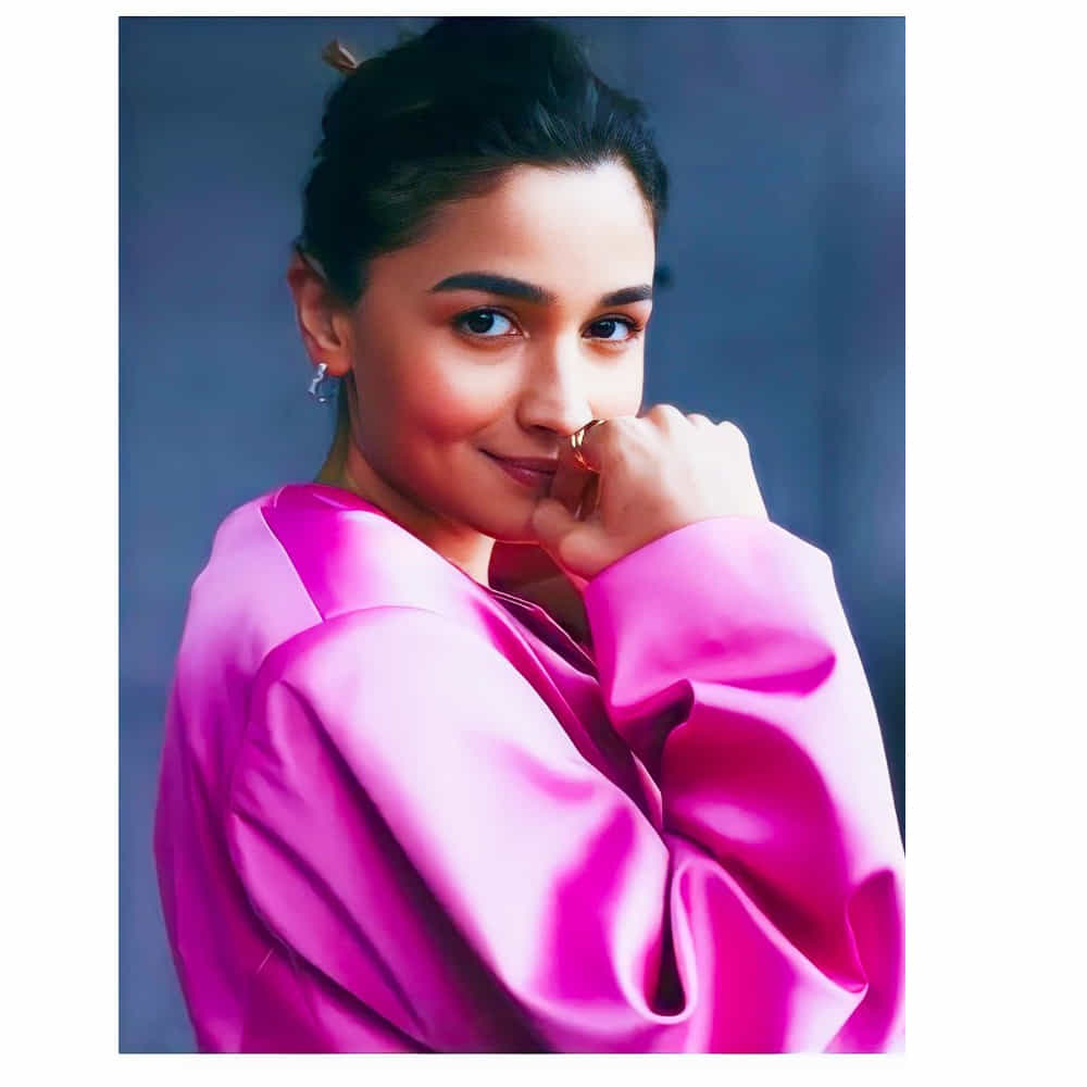 బాలీవుడ్ బ్యూటీ అలియా భట్ ఈ పేరుకు పరిచయమే అవసరం లేదు.. తన అందం, అభినయం, క్యూట్ అండ్ సొట్టబుగ్గల స్మైల్ తో క్రేజీ హీరోయిన్గా మారిపోయింది అలియా. స్క్రీన్ మీదనే కాదు రియల్ లైఫ్లోనూ తన అందంతో కట్టిపడేస్తుంది ఈ ముద్దుగుమ్మ. తాజాగా ఆర్ఆర్ఆర్ సినిమాతో తెలుగు తెరకు పరిచయం అయ్యింది అలియా.ఆ తరువాత బ్రహ్మాస్త్ర మూవీతో మరోసారి తళుక్కుమన్నది. ఇదిలా ఉంటె సోషల్ మీడియాలో ఈ అమ్మడి ఫాలోయింగ్ నెక్స్ట్ లెవల్ అనే చెప్పాలి. తాజాగా ఈ బ్యూటీ షేర్ చేసిన ఫోటోలు చూసి కుర్రకారు వెర్రెక్కిపోతున్నారు.మీరు ఓ లుక్కేయండి.
