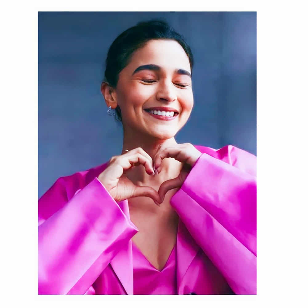 బాలీవుడ్ బ్యూటీ అలియా భట్ ఈ పేరుకు పరిచయమే అవసరం లేదు.. తన అందం, అభినయం, క్యూట్ అండ్ సొట్టబుగ్గల స్మైల్ తో క్రేజీ హీరోయిన్గా మారిపోయింది అలియా. స్క్రీన్ మీదనే కాదు రియల్ లైఫ్లోనూ తన అందంతో కట్టిపడేస్తుంది ఈ ముద్దుగుమ్మ. తాజాగా ఆర్ఆర్ఆర్ సినిమాతో తెలుగు తెరకు పరిచయం అయ్యింది అలియా.ఆ తరువాత బ్రహ్మాస్త్ర మూవీతో మరోసారి తళుక్కుమన్నది. ఇదిలా ఉంటె సోషల్ మీడియాలో ఈ అమ్మడి ఫాలోయింగ్ నెక్స్ట్ లెవల్ అనే చెప్పాలి. తాజాగా ఈ బ్యూటీ షేర్ చేసిన ఫోటోలు చూసి కుర్రకారు వెర్రెక్కిపోతున్నారు.మీరు ఓ లుక్కేయండి.