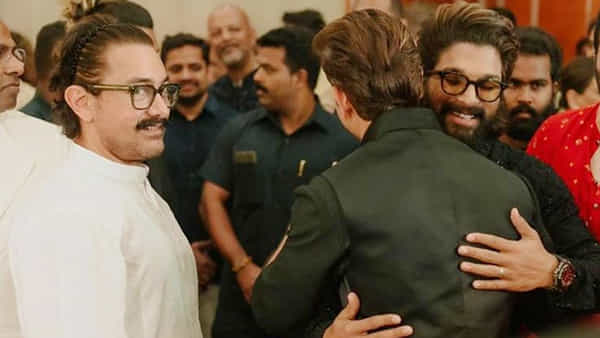 Allu Arjun: బాలీవుడ్ స్టార్ హీరోలతో అల్లు అర్జున్.. హృతిక్ రోషన్కు బన్నీ ఆత్మీయ ఆలింగనం..