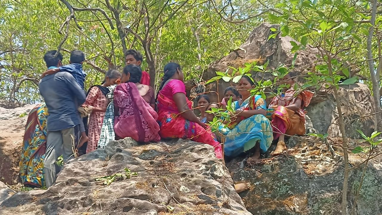 గుహలో పురాతన శివలింగం, నల్లరాతి పై చెక్కిన పెద్దపులి పలక, పానపట్టం, బంగారపు పుస్తెలు, ముక్కుపుడక, రెండు కుంకుమ భరిణులు కనిపించాయి. దాంతో గ్రామస్తులు తండోపతండాలుగా గుట్ట వద్దకు చేరుకుని ప్రత్యేక పూజలు చేశారు. 