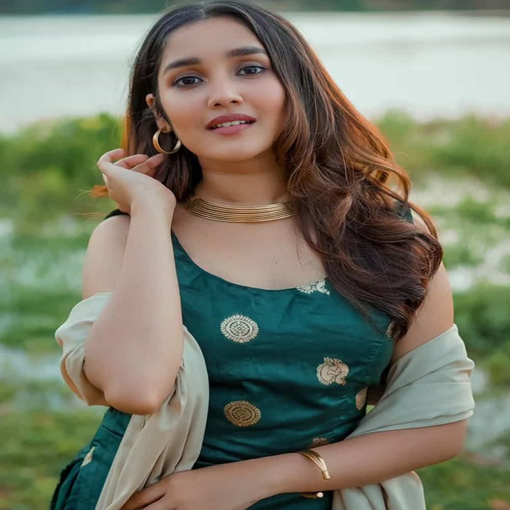 తమిళ్ స్టార్ హీరో అజిత్ కుమార్ నటించిన ఎంతవాడు గానీ సినిమాతో తెలుగు తెరకు పరిచయమైంది అనిక సురేంద్రన్.  తమిళ్ టూ తెలుగు డబ్ అయిన ఈ సినిమాలో అజిత్ కూతురిగా నటించి ఆకట్టుకుంది అనిక. ఆ తర్వాత వచ్చిన విశ్వాసం సినిమాలోనూ అజిత్ తనయగా కనిపించింది అనిక. ఈమధ్య విడుదల అయిన నాగార్జున నటించిన 'ఘోస్ట్' సినిమాలో కూడా టీనేజ్ అమ్మాయిగా నటించింది. ఇటీవలే తొలిసారిగా తెలుగులో బుట్ట బొమ్మ సినిమాతో కథానాయికగా వెండితెరకు పరిచయం అయ్యింది.