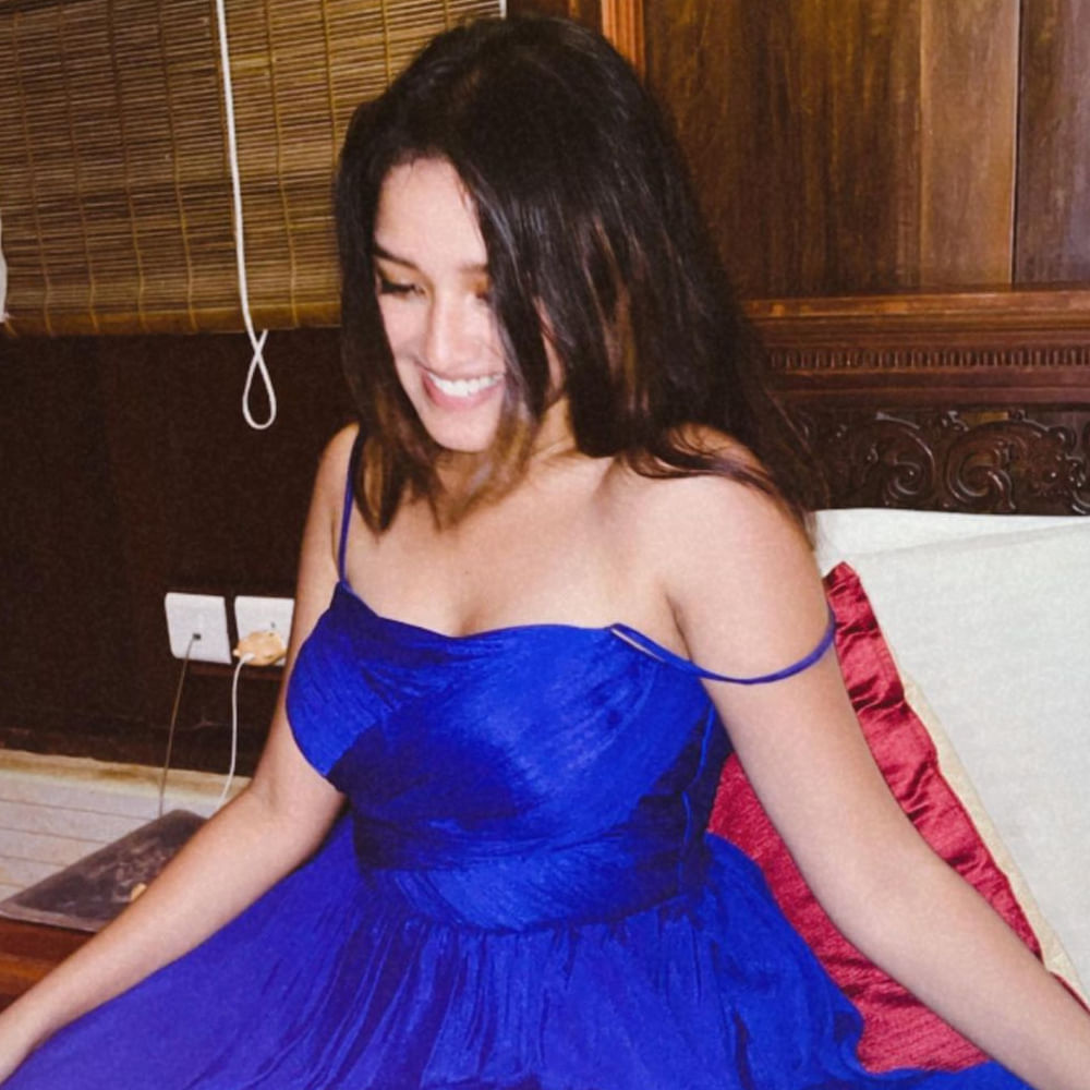 తమిళ్ స్టార్ హీరో అజిత్ కుమార్ నటించిన ఎంతవాడు గానీ సినిమాతో తెలుగు తెరకు పరిచయమైంది అనిక సురేంద్రన్. తమిళ్ టూ తెలుగు డబ్ అయిన ఈ సినిమాలో అజిత్ కూతురిగా నటించి ఆకట్టుకుంది అనిక. ఆ తర్వాత వచ్చిన విశ్వాసం సినిమాలోనూ అజిత్ తనయగా కనిపించింది అనిక. ఈమధ్య విడుదల అయిన నాగార్జున నటించిన 'ఘోస్ట్' సినిమాలో కూడా టీనేజ్ అమ్మాయిగా నటించింది. ఇటీవలే తొలిసారిగా తెలుగులో బుట్ట బొమ్మ సినిమాతో కథానాయికగా వెండితెరకు పరిచయం అయ్యింది.