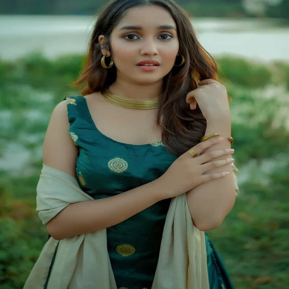 తమిళ్ స్టార్ హీరో అజిత్ కుమార్ నటించిన ఎంతవాడు గానీ సినిమాతో తెలుగు తెరకు పరిచయమైంది అనిక సురేంద్రన్.  తమిళ్ టూ తెలుగు డబ్ అయిన ఈ సినిమాలో అజిత్ కూతురిగా నటించి ఆకట్టుకుంది అనిక. ఆ తర్వాత వచ్చిన విశ్వాసం సినిమాలోనూ అజిత్ తనయగా కనిపించింది అనిక. ఈమధ్య విడుదల అయిన నాగార్జున నటించిన 'ఘోస్ట్' సినిమాలో కూడా టీనేజ్ అమ్మాయిగా నటించింది. ఇటీవలే తొలిసారిగా తెలుగులో బుట్ట బొమ్మ సినిమాతో కథానాయికగా వెండితెరకు పరిచయం అయ్యింది.