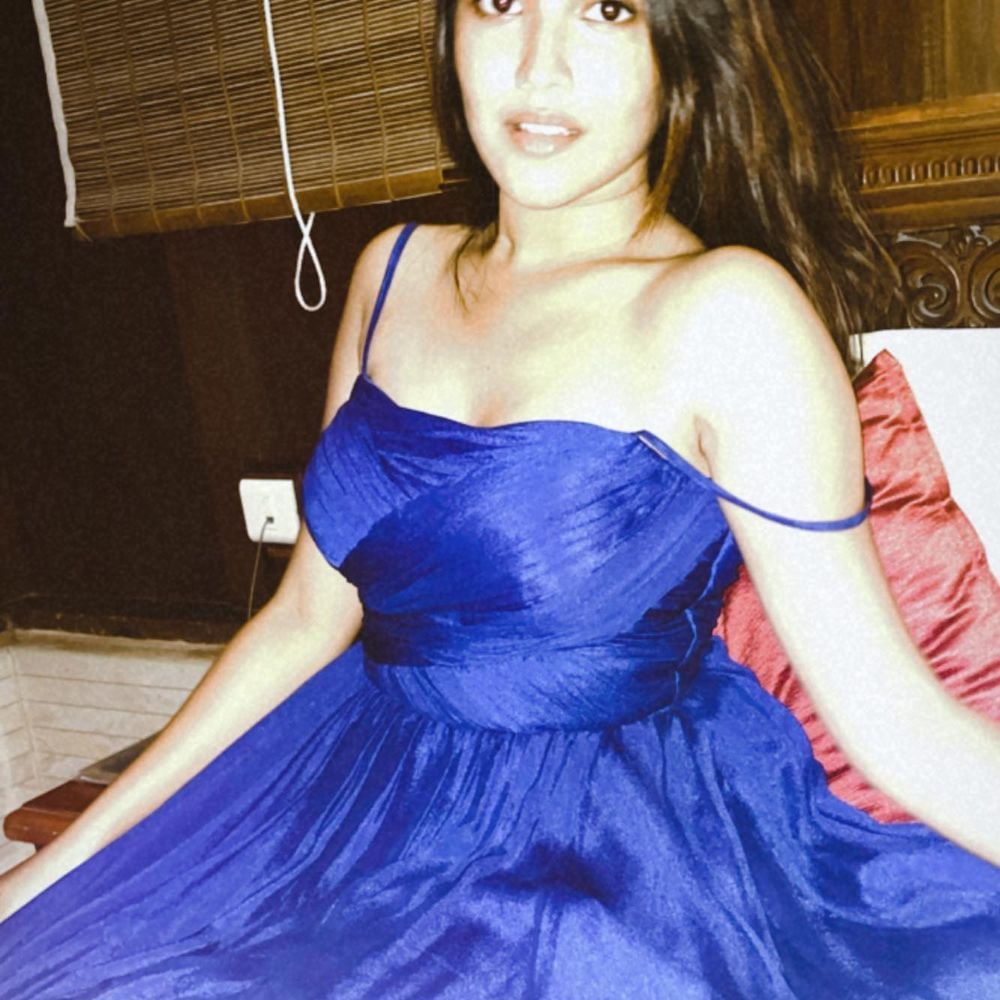 తమిళ్ స్టార్ హీరో అజిత్ కుమార్ నటించిన ఎంతవాడు గానీ సినిమాతో తెలుగు తెరకు పరిచయమైంది అనిక సురేంద్రన్. తమిళ్ టూ తెలుగు డబ్ అయిన ఈ సినిమాలో అజిత్ కూతురిగా నటించి ఆకట్టుకుంది అనిక. ఆ తర్వాత వచ్చిన విశ్వాసం సినిమాలోనూ అజిత్ తనయగా కనిపించింది అనిక. ఈమధ్య విడుదల అయిన నాగార్జున నటించిన 'ఘోస్ట్' సినిమాలో కూడా టీనేజ్ అమ్మాయిగా నటించింది. ఇటీవలే తొలిసారిగా తెలుగులో బుట్ట బొమ్మ సినిమాతో కథానాయికగా వెండితెరకు పరిచయం అయ్యింది.