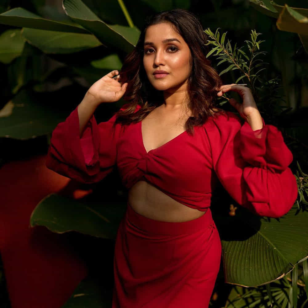 తమిళ్ స్టార్ హీరో అజిత్ కుమార్ నటించిన ఎంతవాడు గానీ సినిమాతో తెలుగు తెరకు పరిచయమైంది అనిక సురేంద్రన్.  తమిళ్ టూ తెలుగు డబ్ అయిన ఈ సినిమాలో అజిత్ కూతురిగా నటించి ఆకట్టుకుంది అనిక. ఆ తర్వాత వచ్చిన విశ్వాసం సినిమాలోనూ అజిత్ తనయగా కనిపించింది అనిక. ఈమధ్య విడుదల అయిన నాగార్జున నటించిన 'ఘోస్ట్' సినిమాలో కూడా టీనేజ్ అమ్మాయిగా నటించింది. ఇటీవలే తొలిసారిగా తెలుగులో బుట్ట బొమ్మ సినిమాతో కథానాయికగా వెండితెరకు పరిచయం అయ్యింది.