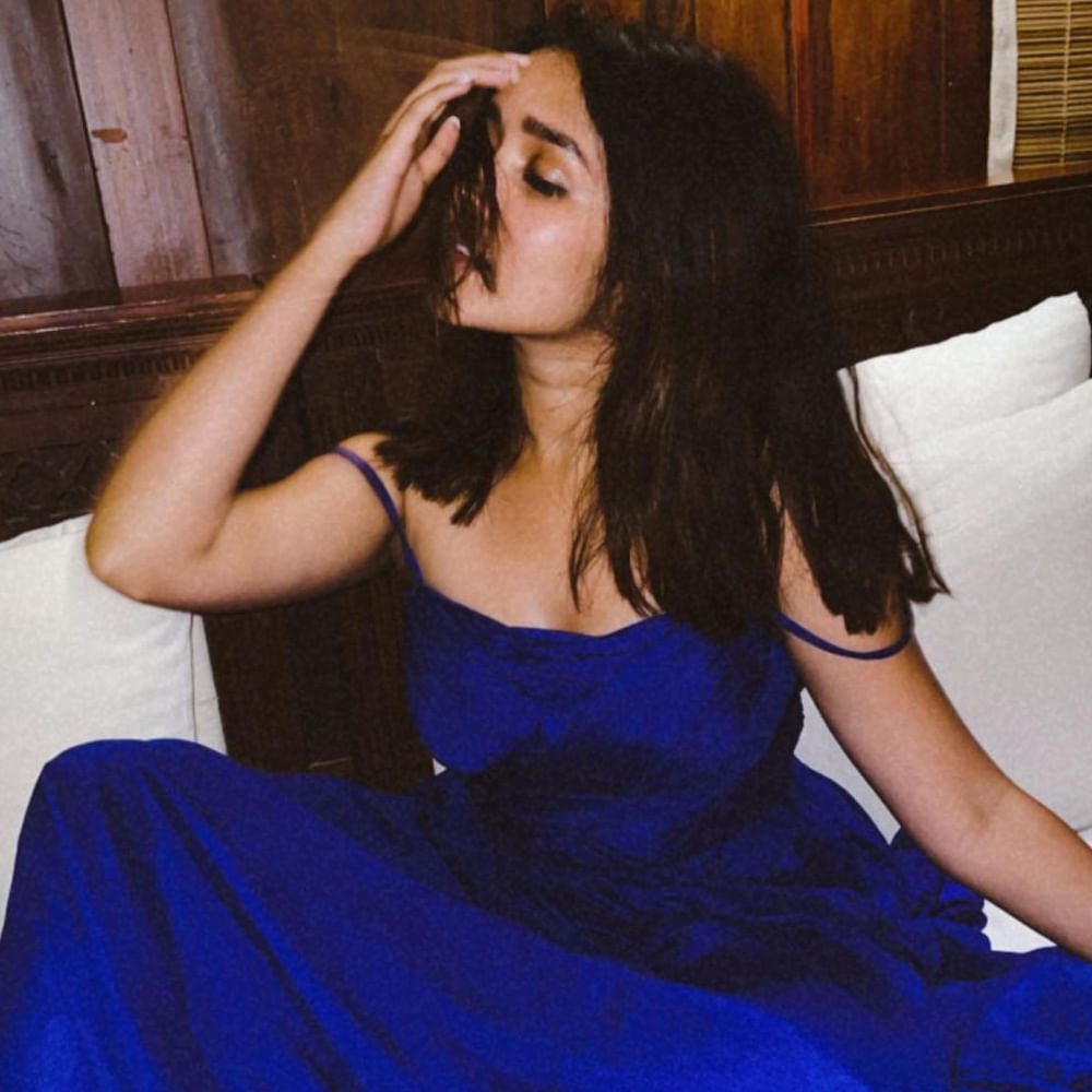 తమిళ్ స్టార్ హీరో అజిత్ కుమార్ నటించిన ఎంతవాడు గానీ సినిమాతో తెలుగు తెరకు పరిచయమైంది అనిక సురేంద్రన్. తమిళ్ టూ తెలుగు డబ్ అయిన ఈ సినిమాలో అజిత్ కూతురిగా నటించి ఆకట్టుకుంది అనిక. ఆ తర్వాత వచ్చిన విశ్వాసం సినిమాలోనూ అజిత్ తనయగా కనిపించింది అనిక. ఈమధ్య విడుదల అయిన నాగార్జున నటించిన 'ఘోస్ట్' సినిమాలో కూడా టీనేజ్ అమ్మాయిగా నటించింది. ఇటీవలే తొలిసారిగా తెలుగులో బుట్ట బొమ్మ సినిమాతో కథానాయికగా వెండితెరకు పరిచయం అయ్యింది.