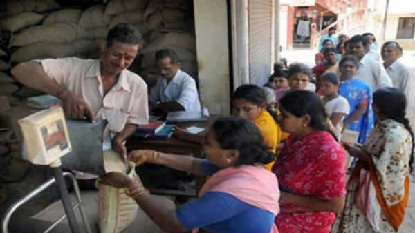 బియ్యం లేవ్.. డబ్బు లిస్తాం బియ్యానికి బదులు కార్డుదారుల ఖాతాల్లో డబ్బు జమచేస్తోన్న సర్కార్