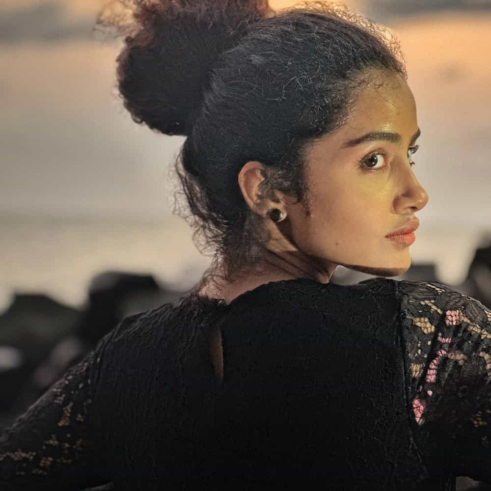 అనుపమ పరమేశ్వరన్ ఈ పేరుకు తెలుగు ఇండస్ట్రీలో ప్రత్యేకంగా పరిచయాలు అవసరం లేదు. వరస విజయాలతో తెలుగుకు వచ్చిన ఈ మలయాళీ ముద్దుగుమ్మ స్టార్ హీరోయిన్ అయిపోయింది. అండ్ ఈ అమ్మడి ఎక్స్ప్రెషన్స్ కి ఫాలోయింగ్ విపరీతంగా ఉంది. తాజాగా ఈ బ్యూటీ షేర్ చేసిన ఫొటోస్ మరింత ఎట్రాక్టీవ్ గా ఉన్నాయి.