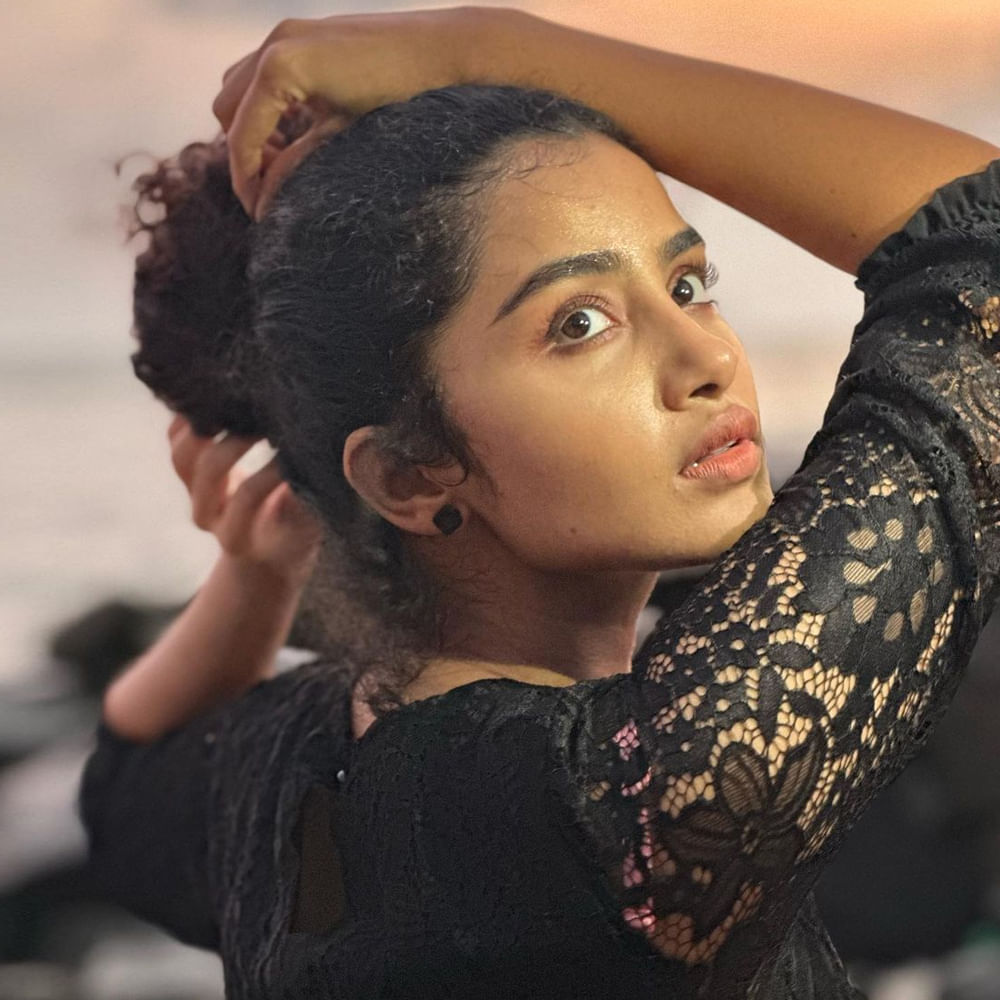 Anupama Parameswaran This name needs no special introduction in the Telugu industry.  This Malayali cute grandmother who came to Telugu with successive successes has become a star heroine.  And the following for these selling expressions is huge.  The latest photos shared by this beauty are more attractive.