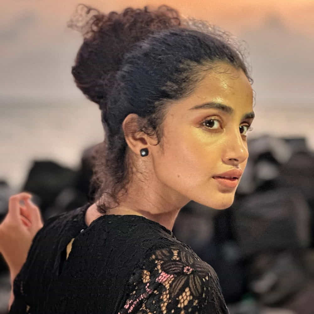అనుపమ పరమేశ్వరన్ ఈ పేరుకు తెలుగు ఇండస్ట్రీలో ప్రత్యేకంగా పరిచయాలు అవసరం లేదు. వరస విజయాలతో తెలుగుకు వచ్చిన ఈ మలయాళీ ముద్దుగుమ్మ స్టార్ హీరోయిన్ అయిపోయింది. అండ్ ఈ అమ్మడి ఎక్స్ప్రెషన్స్ కి ఫాలోయింగ్ విపరీతంగా ఉంది. తాజాగా ఈ బ్యూటీ షేర్ చేసిన ఫొటోస్ మరింత ఎట్రాక్టీవ్ గా ఉన్నాయి.