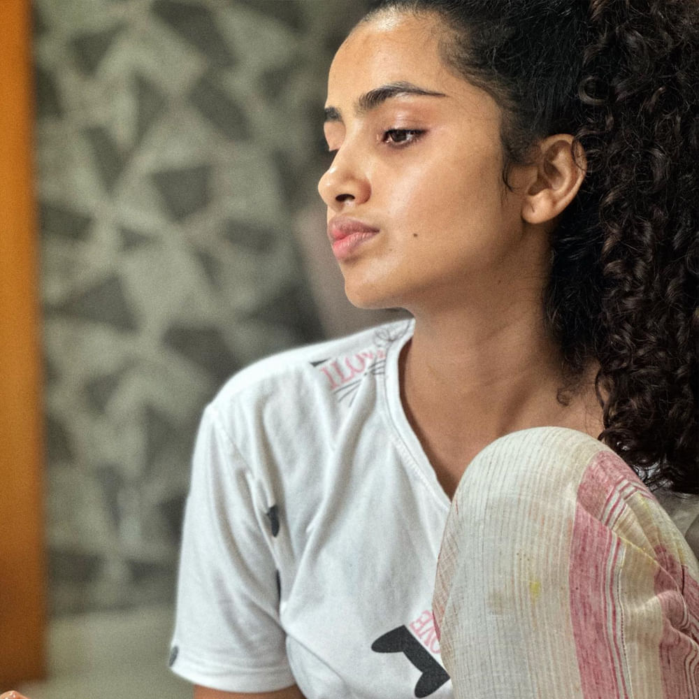 Anupama Parameswaran This name needs no special introduction in the Telugu industry.  Everyone thought that this Malayali cute grandmother who came to Telugu with successive successes would become a star heroine.