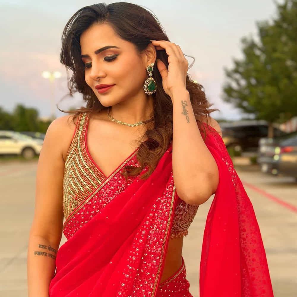 డబ్స్మాష్ వీడియోలతో జూనియర్ సమంతగా క్రేజ్ తెచ్చుకున్న బ్యూటీ అషూ రెడ్డి . బిగ్బాస్ సీజన్ 3లో కంటెస్టెంట్గా టాలీవుడ్ ప్రేక్షకులకు మరింత చేరువైంది. దీని తర్వాత టీవీ షోలు, సినిమాలతో బిజీగా మారిపోయింది. ఇటీవల విడుదలైన ఫోకస్ సినిమాలో పోలీస్గానూ నటించి మెప్పించింది. ప్రస్తుతం ‘ఎ మాస్టర్ పీస్’ చిత్రంలో కథానాయకిగా నటిస్తుంది. తాజాగ అషు సోషల్ మీడియాలో షేర్ చేసిన ఫోటోలకు కుర్రాళ్లు ఫిదా అయిపోతున్నారు.