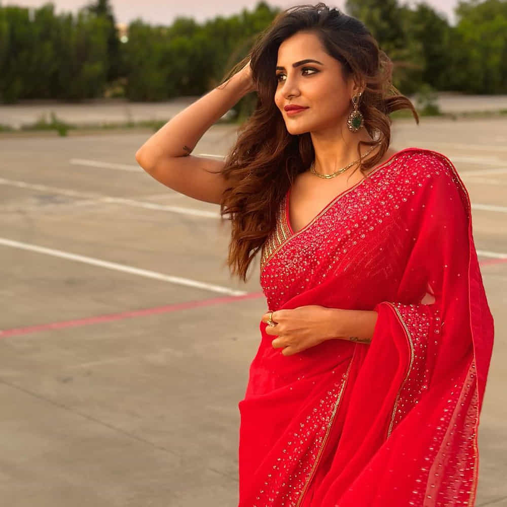 డబ్స్మాష్ వీడియోలతో జూనియర్ సమంతగా క్రేజ్ తెచ్చుకున్న బ్యూటీ అషూ రెడ్డి . బిగ్బాస్ సీజన్ 3లో కంటెస్టెంట్గా టాలీవుడ్ ప్రేక్షకులకు మరింత చేరువైంది. దీని తర్వాత టీవీ షోలు, సినిమాలతో బిజీగా మారిపోయింది. ఇటీవల విడుదలైన ఫోకస్ సినిమాలో పోలీస్గానూ నటించి మెప్పించింది. ప్రస్తుతం ‘ఎ మాస్టర్ పీస్’ చిత్రంలో కథానాయకిగా నటిస్తుంది. తాజాగ అషు సోషల్ మీడియాలో షేర్ చేసిన ఫోటోలకు కుర్రాళ్లు ఫిదా అయిపోతున్నారు.