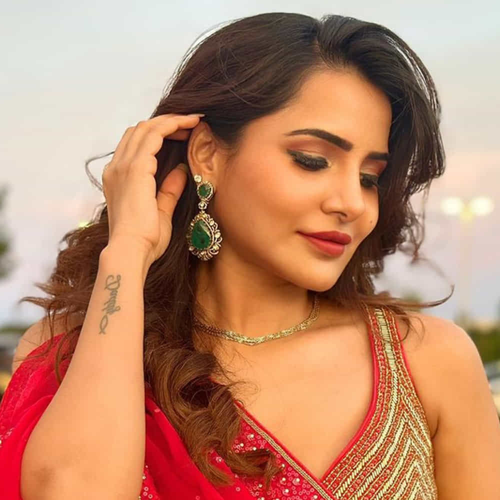డబ్స్మాష్ వీడియోలతో జూనియర్ సమంతగా క్రేజ్ తెచ్చుకున్న బ్యూటీ అషూ రెడ్డి . బిగ్బాస్ సీజన్ 3లో కంటెస్టెంట్గా టాలీవుడ్ ప్రేక్షకులకు మరింత చేరువైంది. దీని తర్వాత టీవీ షోలు, సినిమాలతో బిజీగా మారిపోయింది. ఇటీవల విడుదలైన ఫోకస్ సినిమాలో పోలీస్గానూ నటించి మెప్పించింది. ప్రస్తుతం ‘ఎ మాస్టర్ పీస్’ చిత్రంలో కథానాయకిగా నటిస్తుంది. తాజాగ అషు సోషల్ మీడియాలో షేర్ చేసిన ఫోటోలకు కుర్రాళ్లు ఫిదా అయిపోతున్నారు.